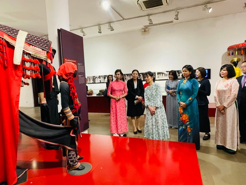 石破佳子女士参观瑶族服装展区。 石破佳子女士参观瑶族服装展区。