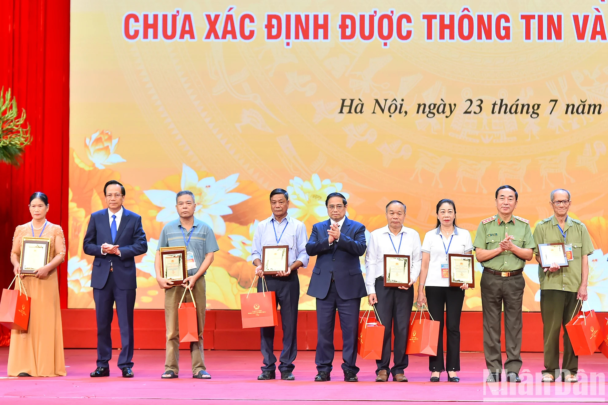 范明正总理向10个烈士家属代表颁发DNA证书。 范明正总理向10个烈士家属代表颁发DNA证书。