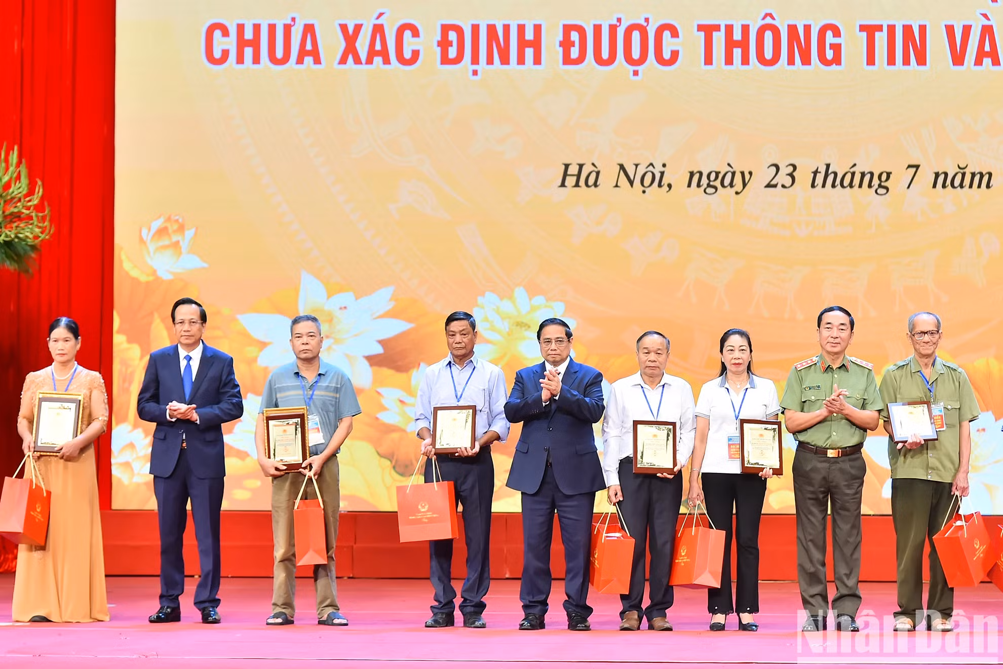 范明正总理向10个烈士家属代表颁发DNA证书。 范明正总理向10个烈士家属代表颁发DNA证书。