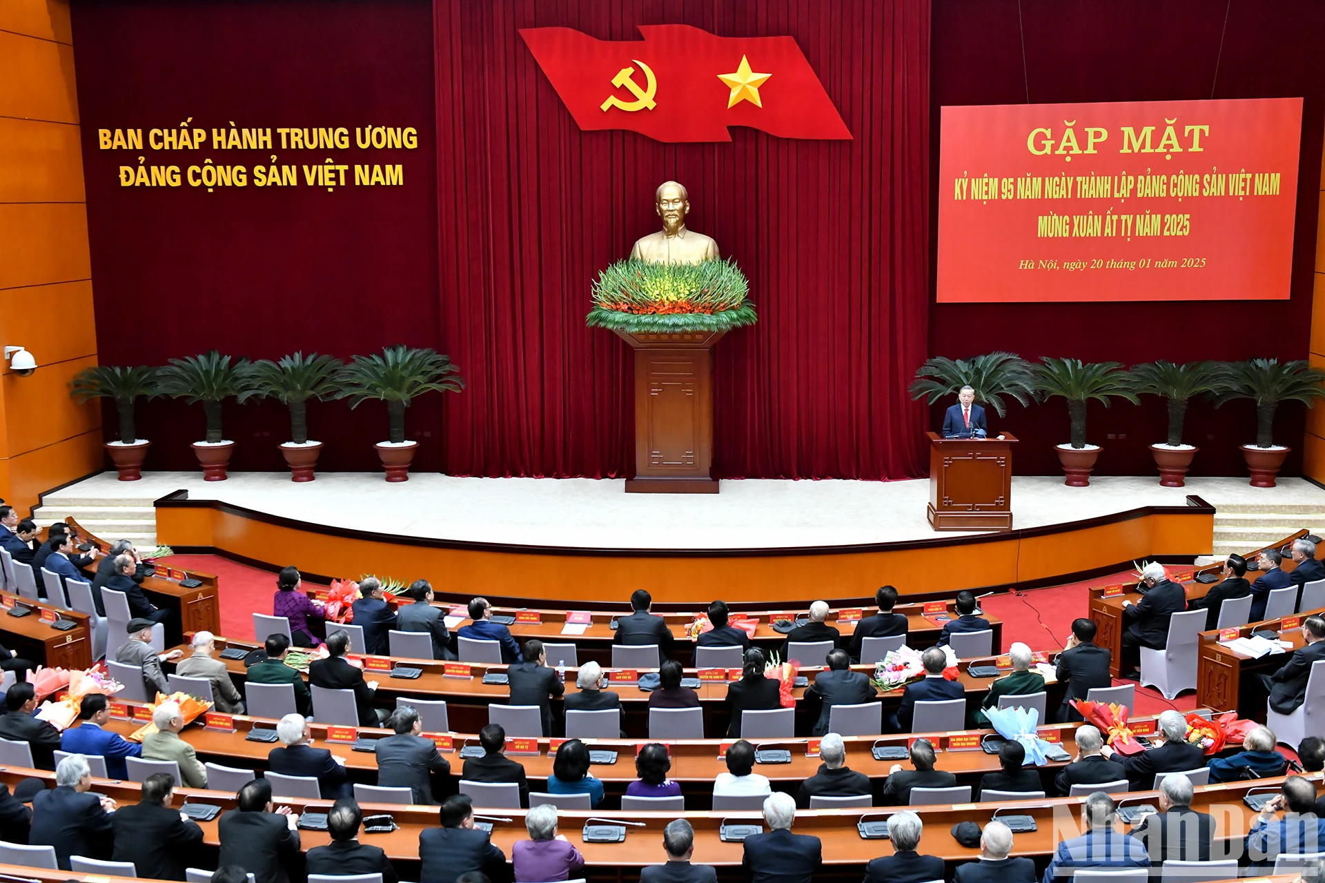 越共中央总书记苏林在会上发表讲话。