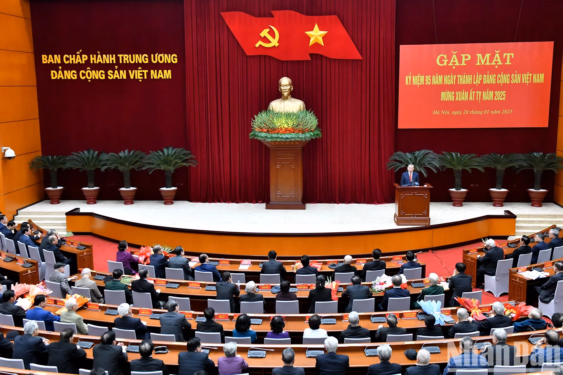 越共中央总书记苏林在会上发表讲话。
