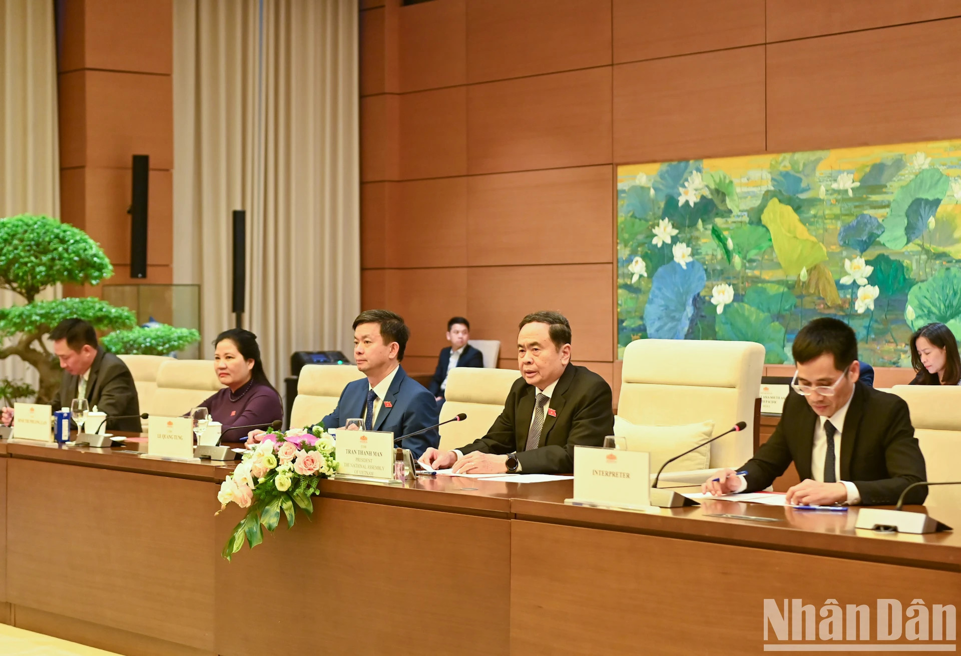 国会主席陈青敏和越南国会代表出席会见。