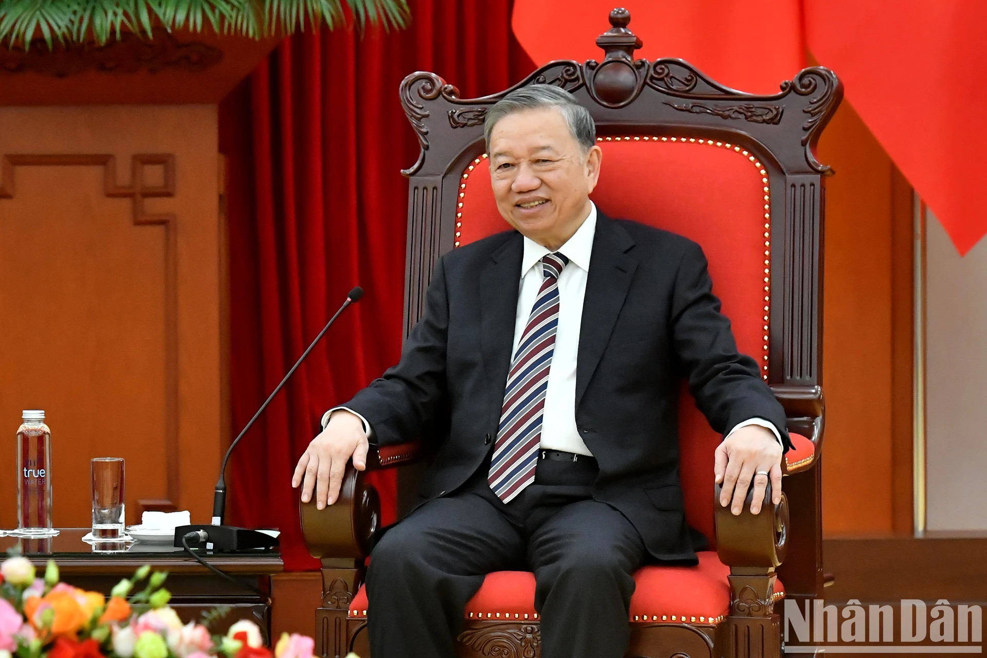 越共中央总书记苏林在会见俄罗斯联邦政府总理米舒斯京时发表讲话。