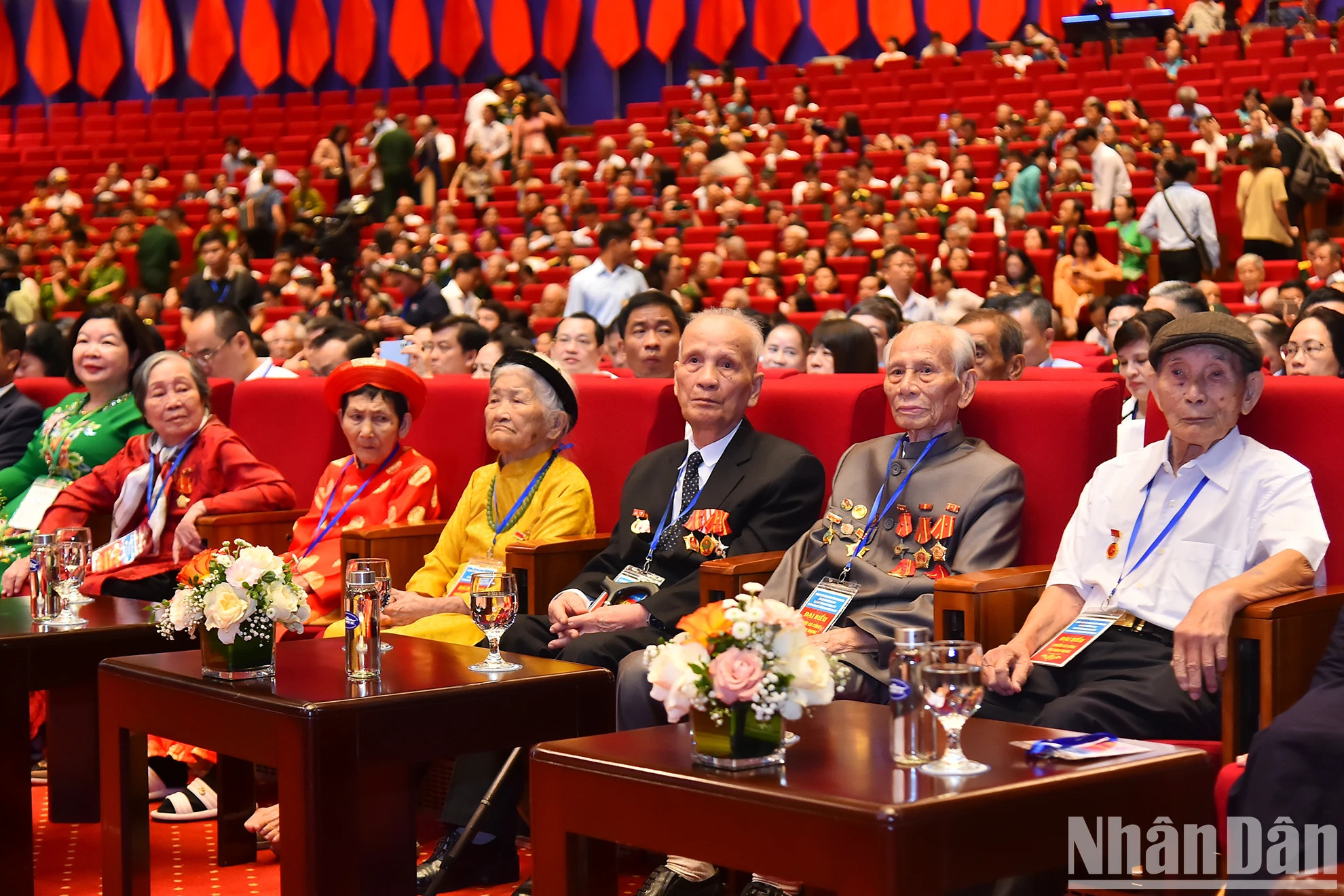 出席会议的各位越南英雄母亲、起义前革命干部。 出席会议的各位越南英雄母亲、起义前革命干部。