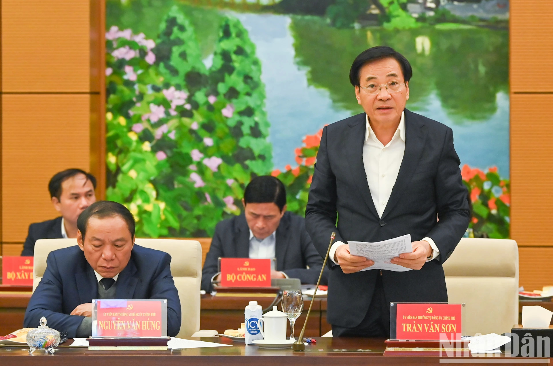 政府办公厅主任陈文山部长在会上作报告。 政府办公厅主任陈文山部长在会上作报告。