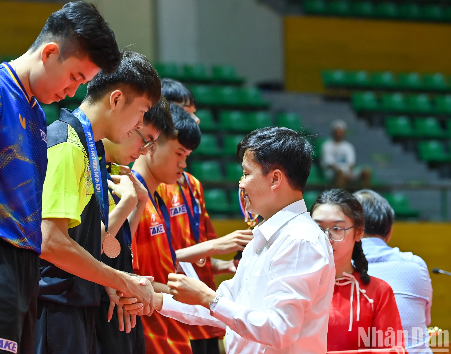组委会代表颁发男子双打奖。