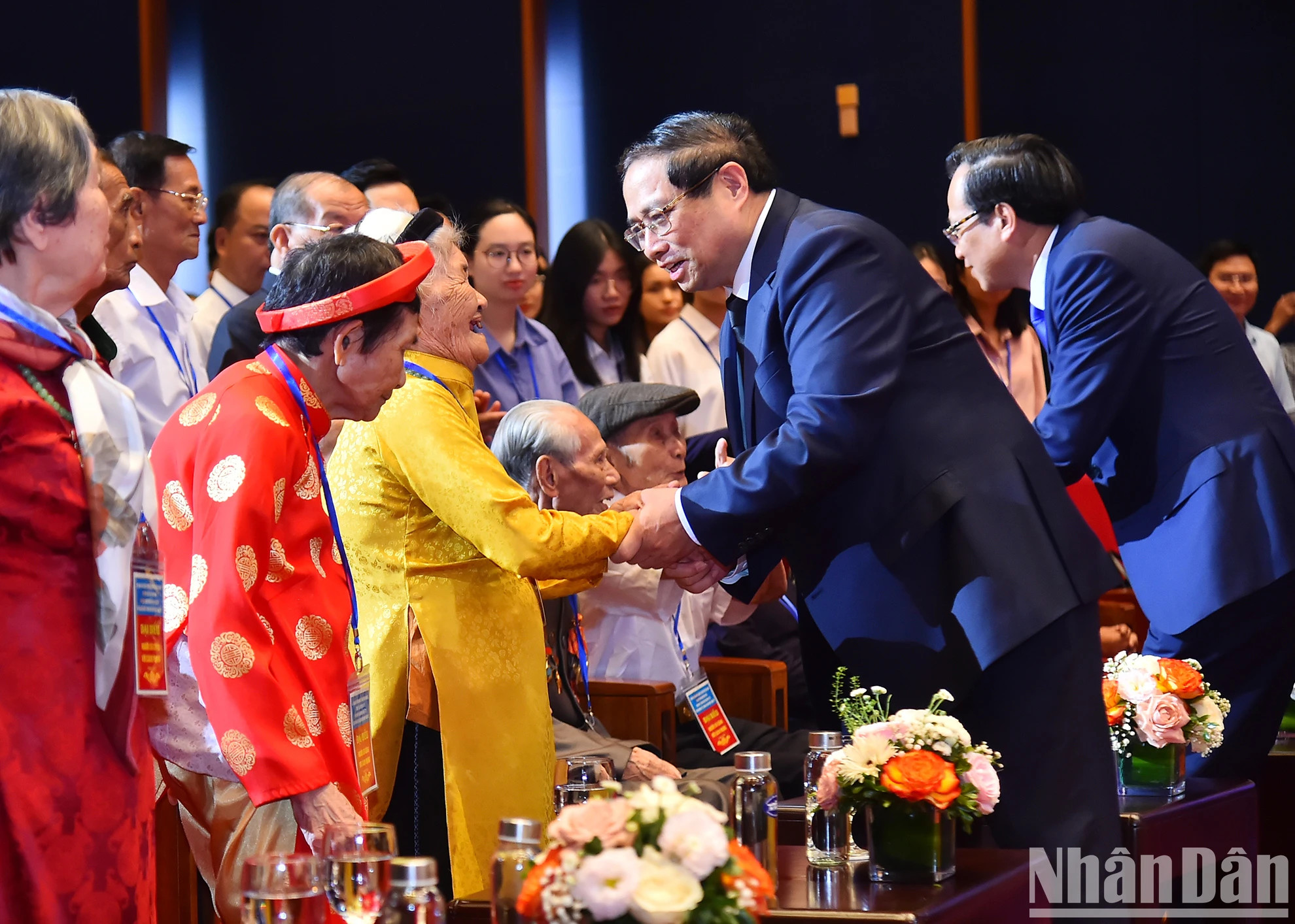 范明正总理和越南英雄母亲及与会代表。 范明正总理和越南英雄母亲及与会代表。