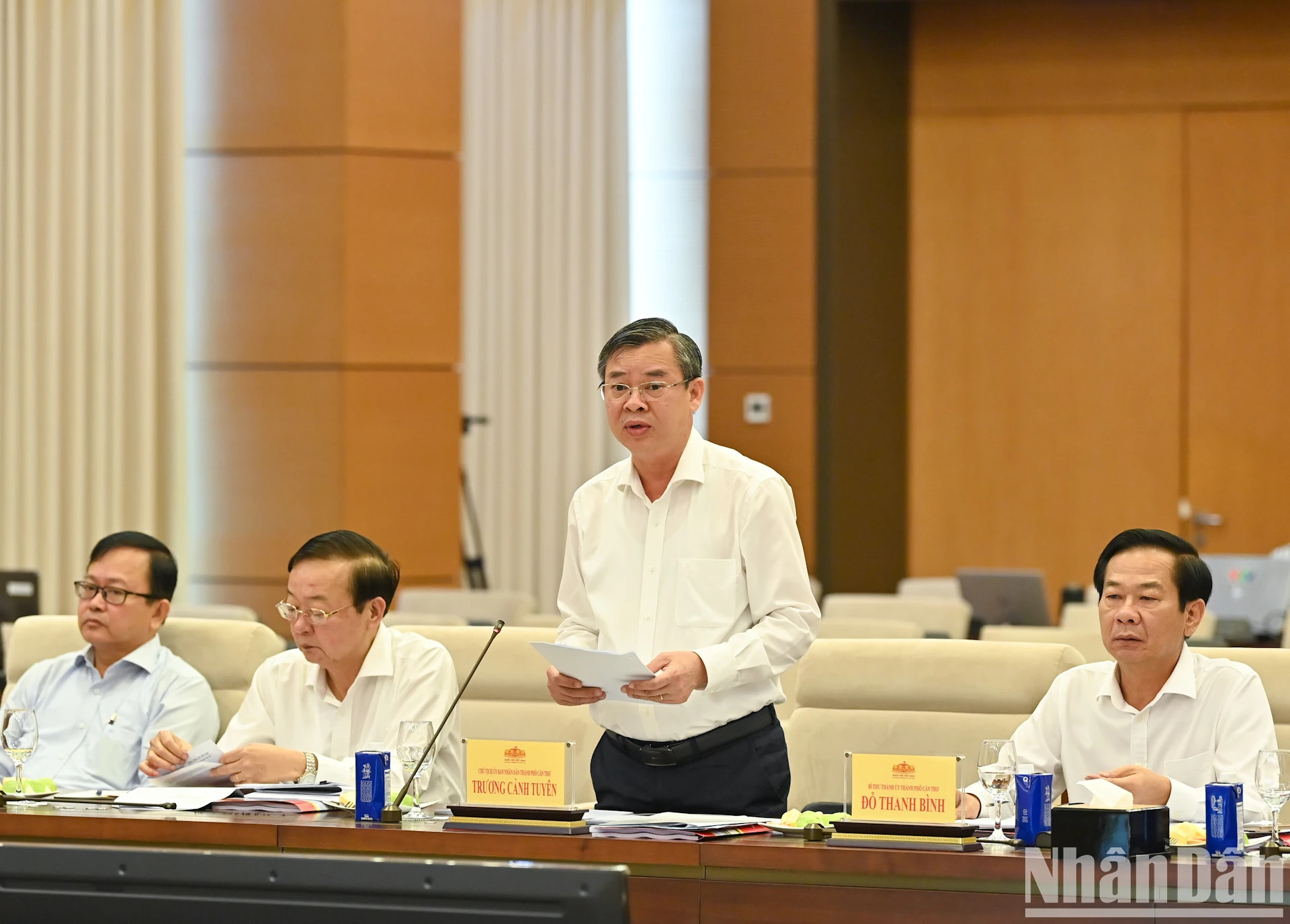 芹苴市人民委员会主席张景宣在会上作报告。