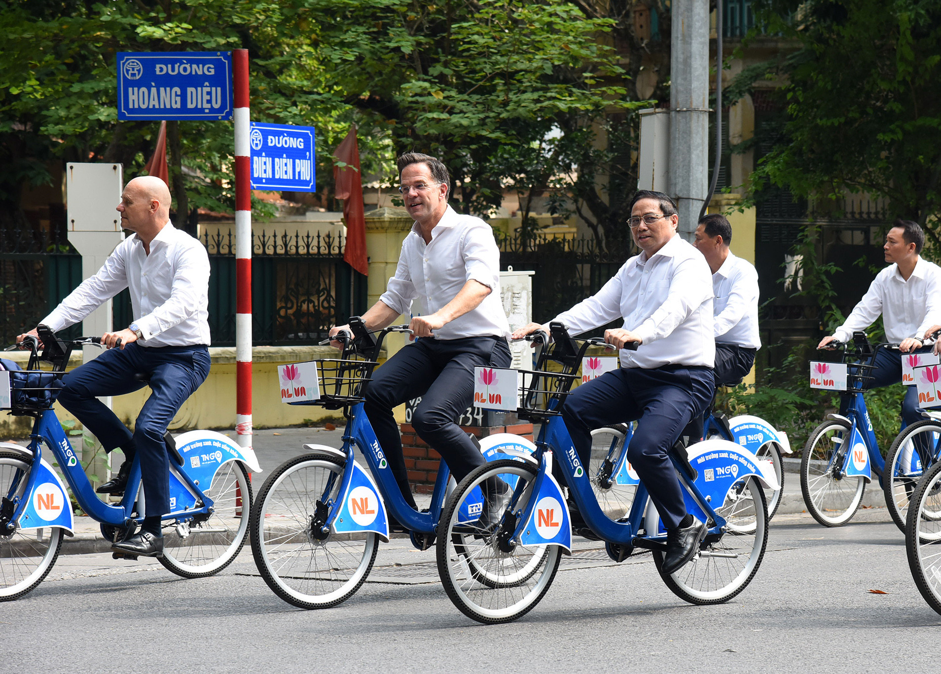 越南政府总理范明正与荷兰首相马克·吕特一起骑自行车，绕着升龙皇城周围的雄王、潘廷冯、阮知方、奠边府等街道漫游，共同欣赏河内迷人的秋天。