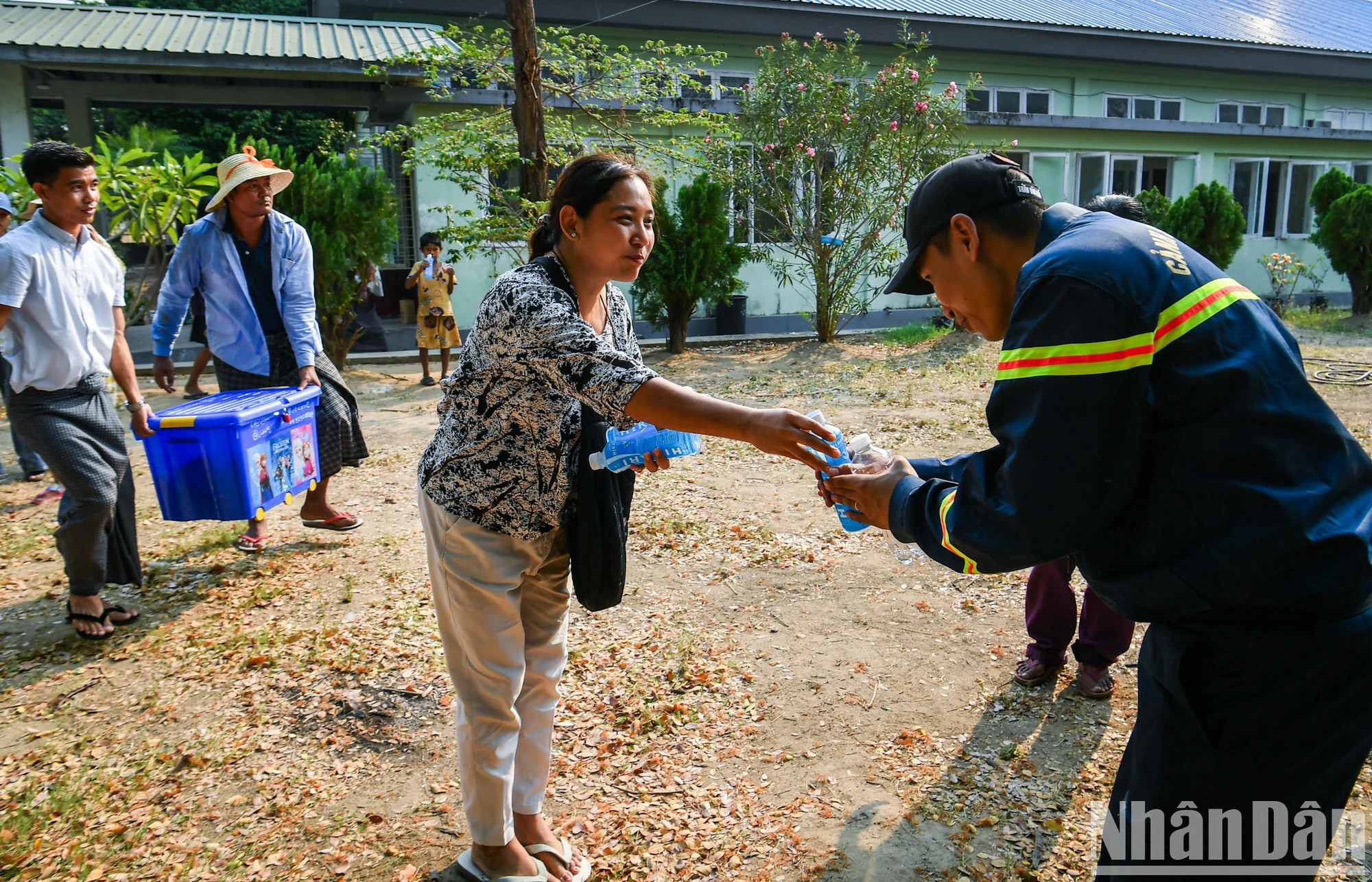 当地民众也向救援队的战士赠送凉水。在缅甸开展救援行动期间,越南的两个救援队给缅甸人民和国家留下了美好印象。 当地民众也向救援队的战士赠送凉水。在缅甸开展救援行动期间,越南的两个救援队给缅甸人民和国家留下了美好印象。