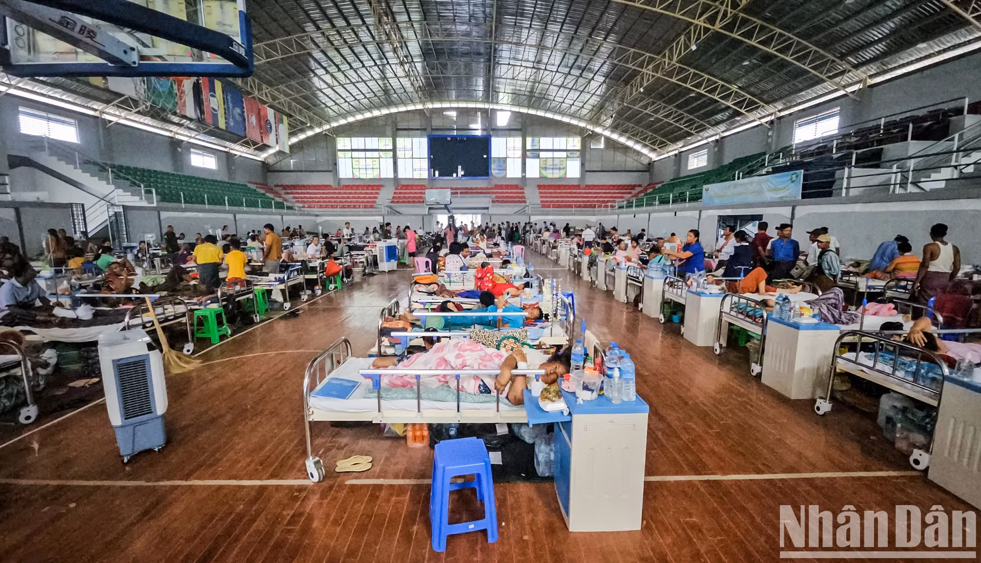 这是一家野战医院,目前正在收治96名受地震影响的患者。 这是一家野战医院,目前正在收治96名受地震影响的患者。