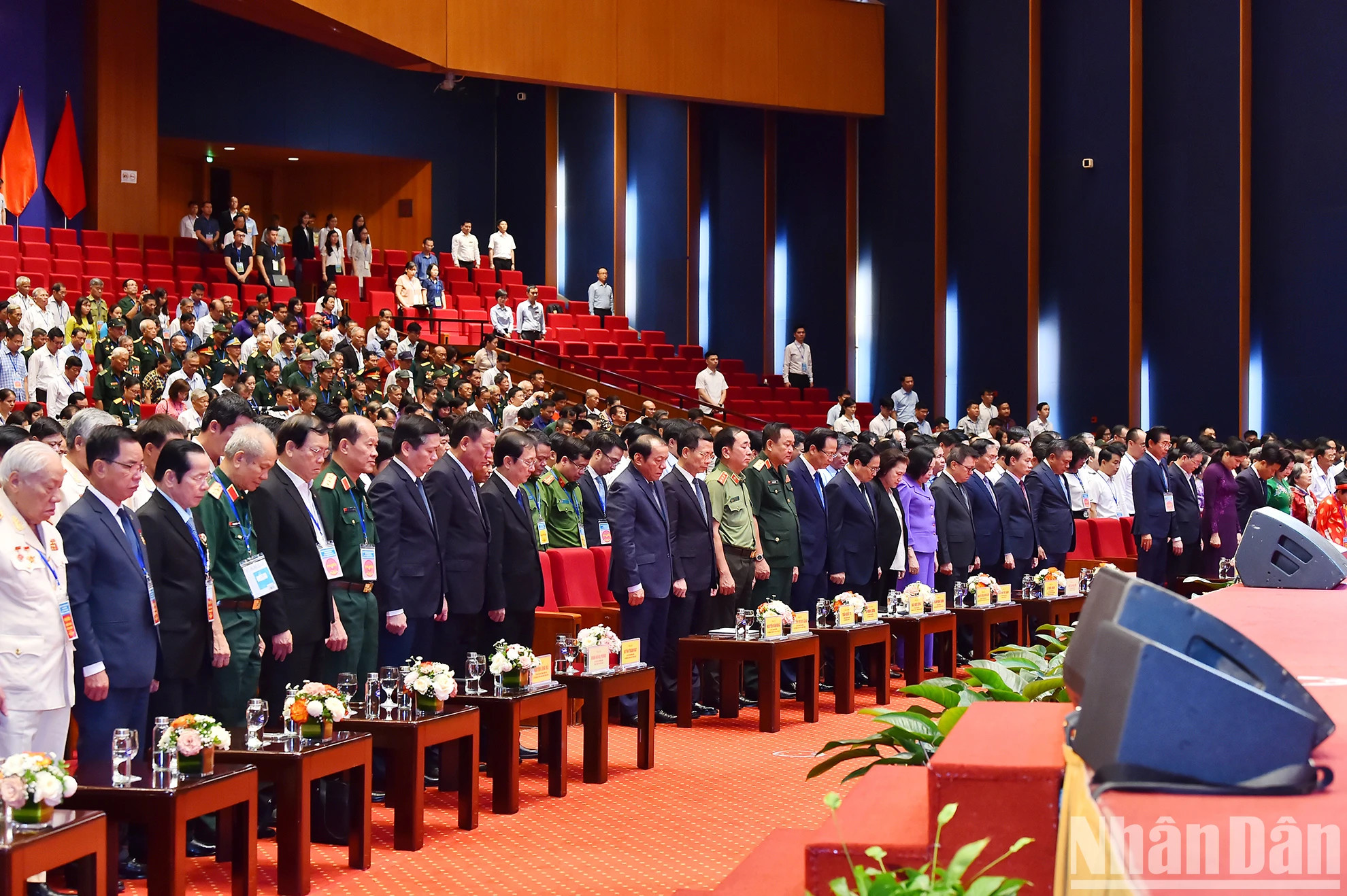 范明正总理和代表们为胡志明主席、在建国卫国事业牺牲的英烈和阮富仲总书记逝世默哀一分钟。 范明正总理和代表们为胡志明主席、在建国卫国事业牺牲的英烈和阮富仲总书记逝世默哀一分钟。