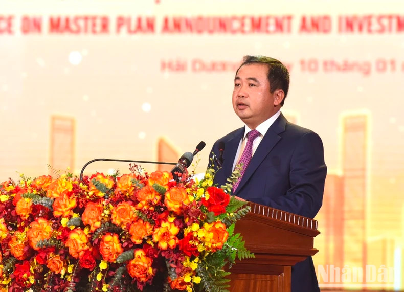 海阳省委书记陈德胜在会上发表讲话。