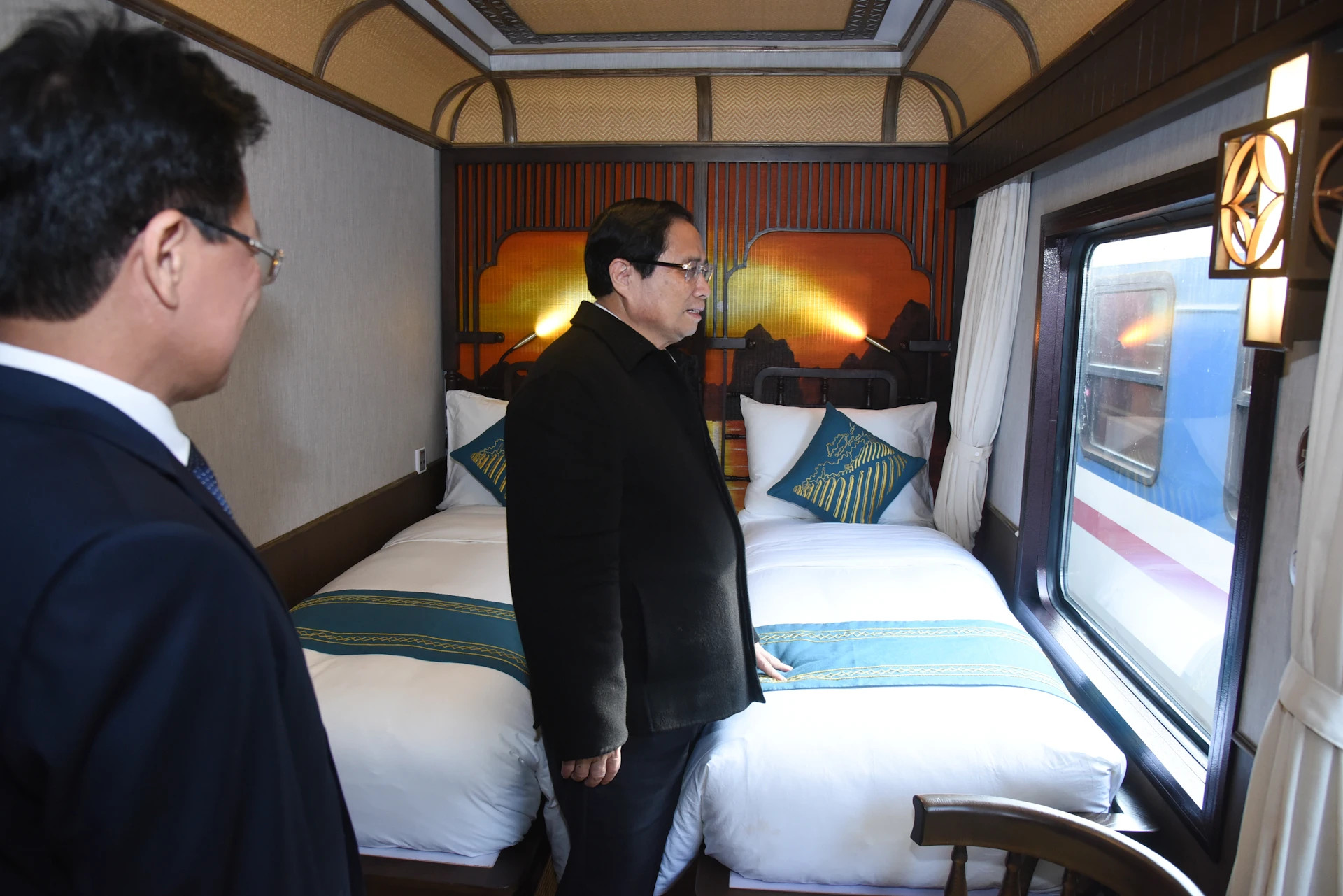 范明正总理检查越南铁路总公司豪华旅游列车的服务质量。