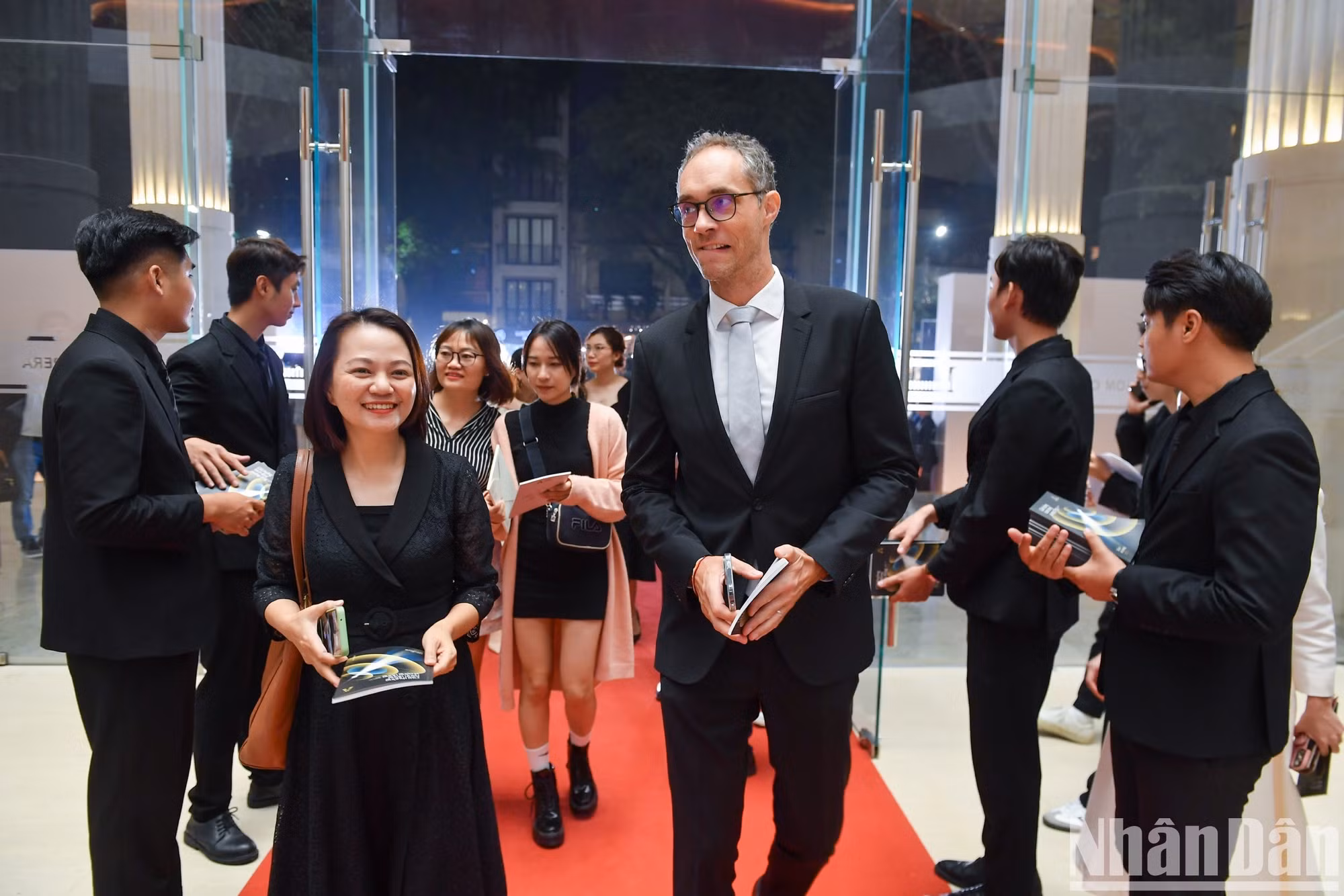 出席越南《人民报》社社区行动奖颁奖仪式的嘉宾。