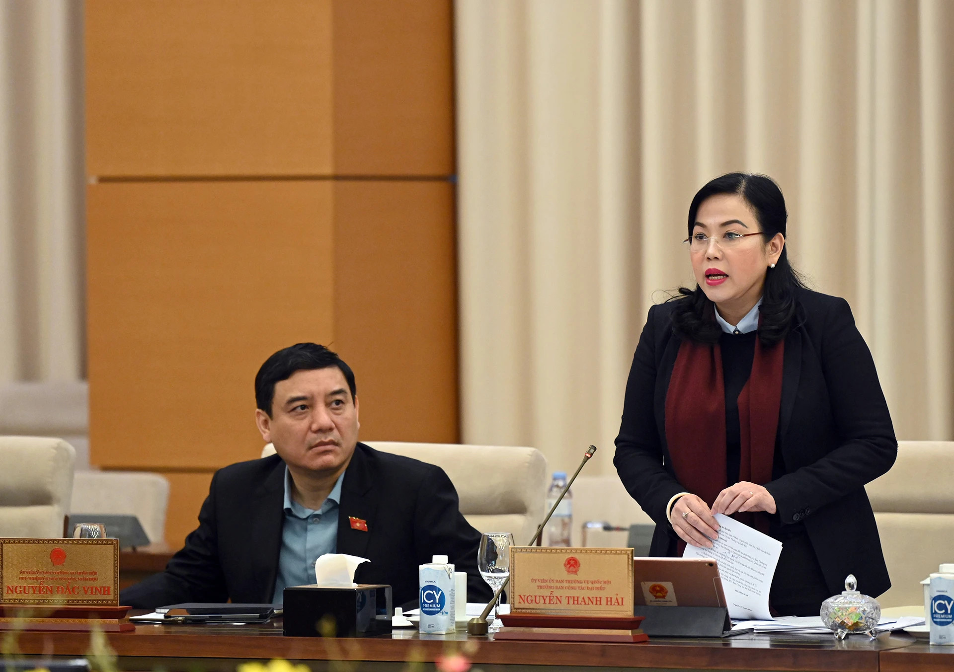 与会代表发表讲话。 与会代表发表讲话。