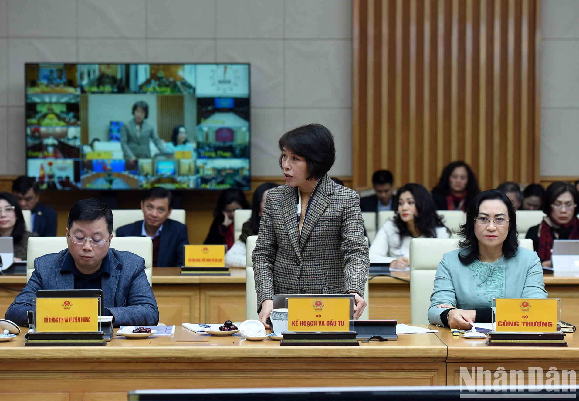 与会代表在会上发表讲话。 与会代表在会上发表讲话。