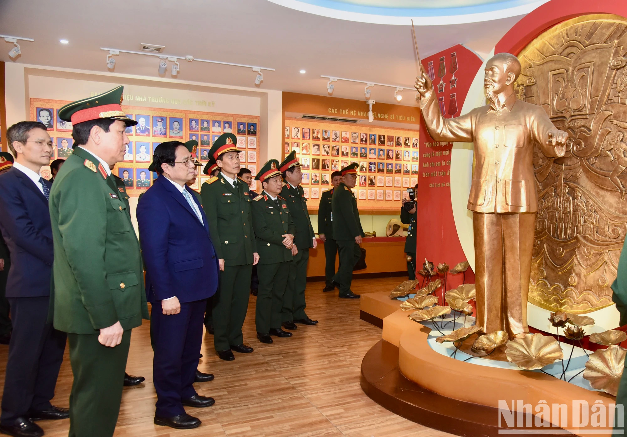 政府总理范明正参观军队艺术文化大学的传统陈列室。 政府总理范明正参观军队艺术文化大学的传统陈列室。