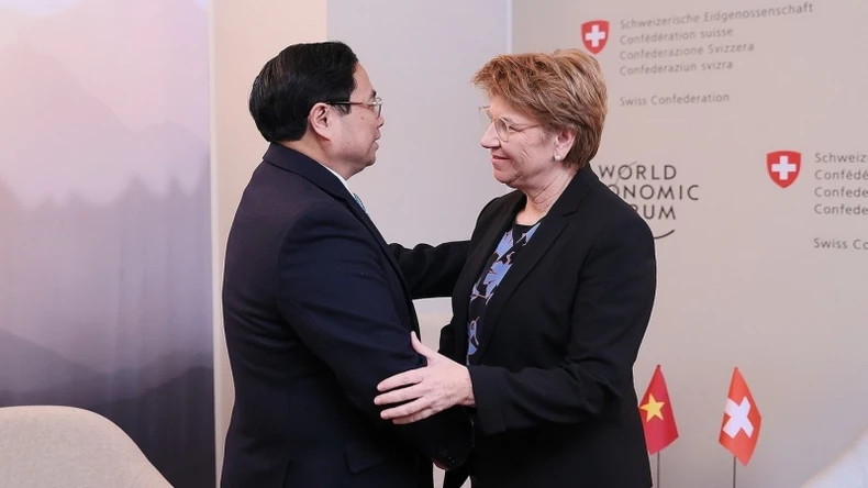 越南政府总理范明正会见瑞士总薇奥拉·统阿姆赫德。（图片来源：越通社）