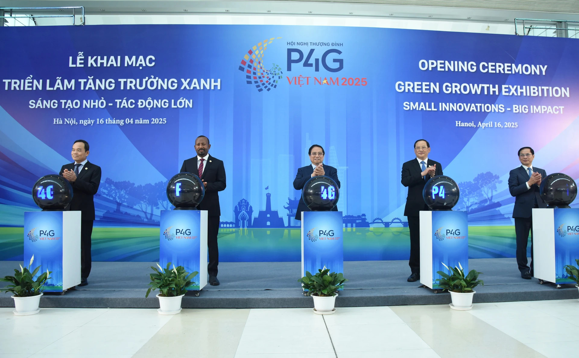 范明正总理和各位代表出席以“小创新-大影响”为主题的“绿色增长”展览开展仪式。