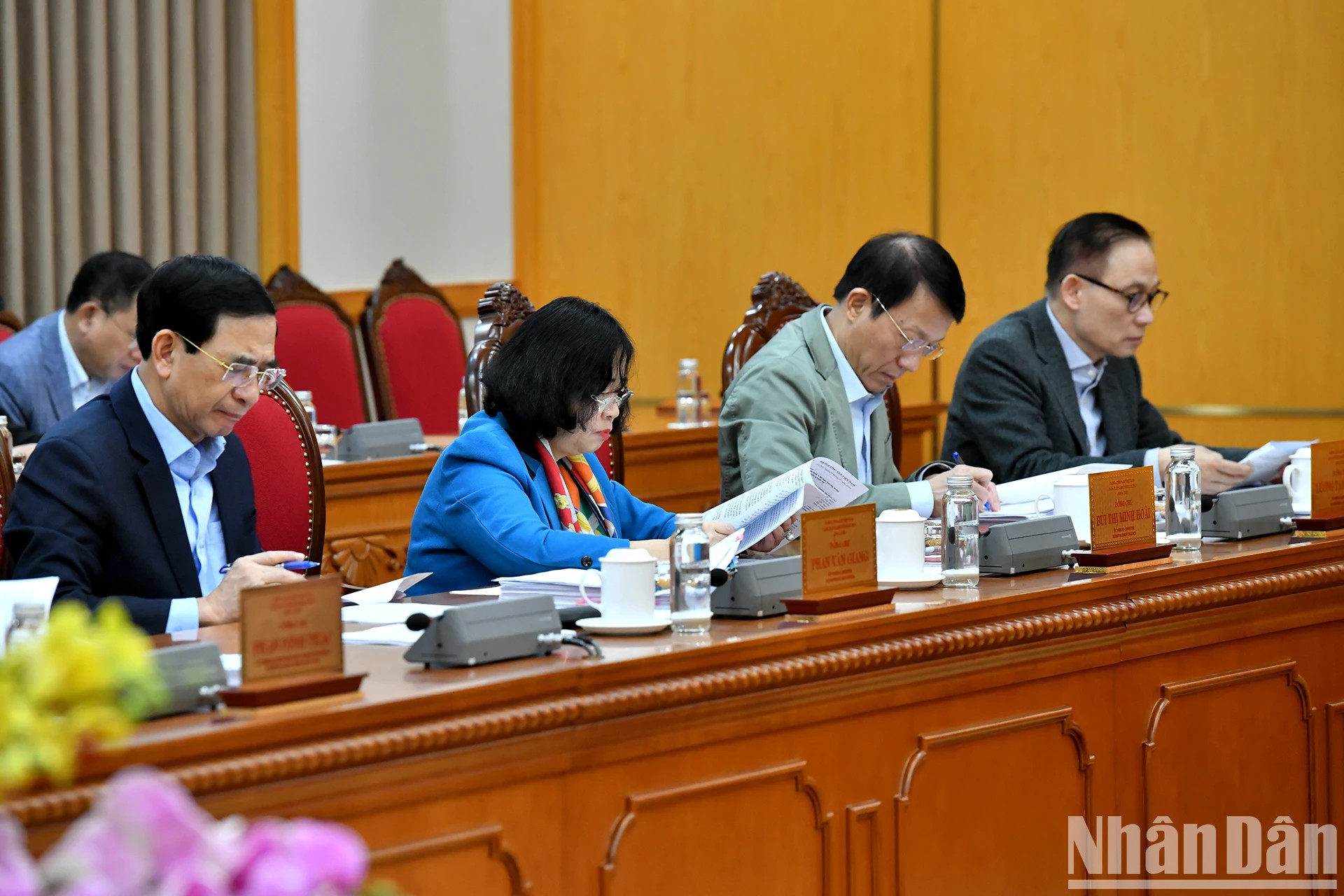 指导委员会成员与会。