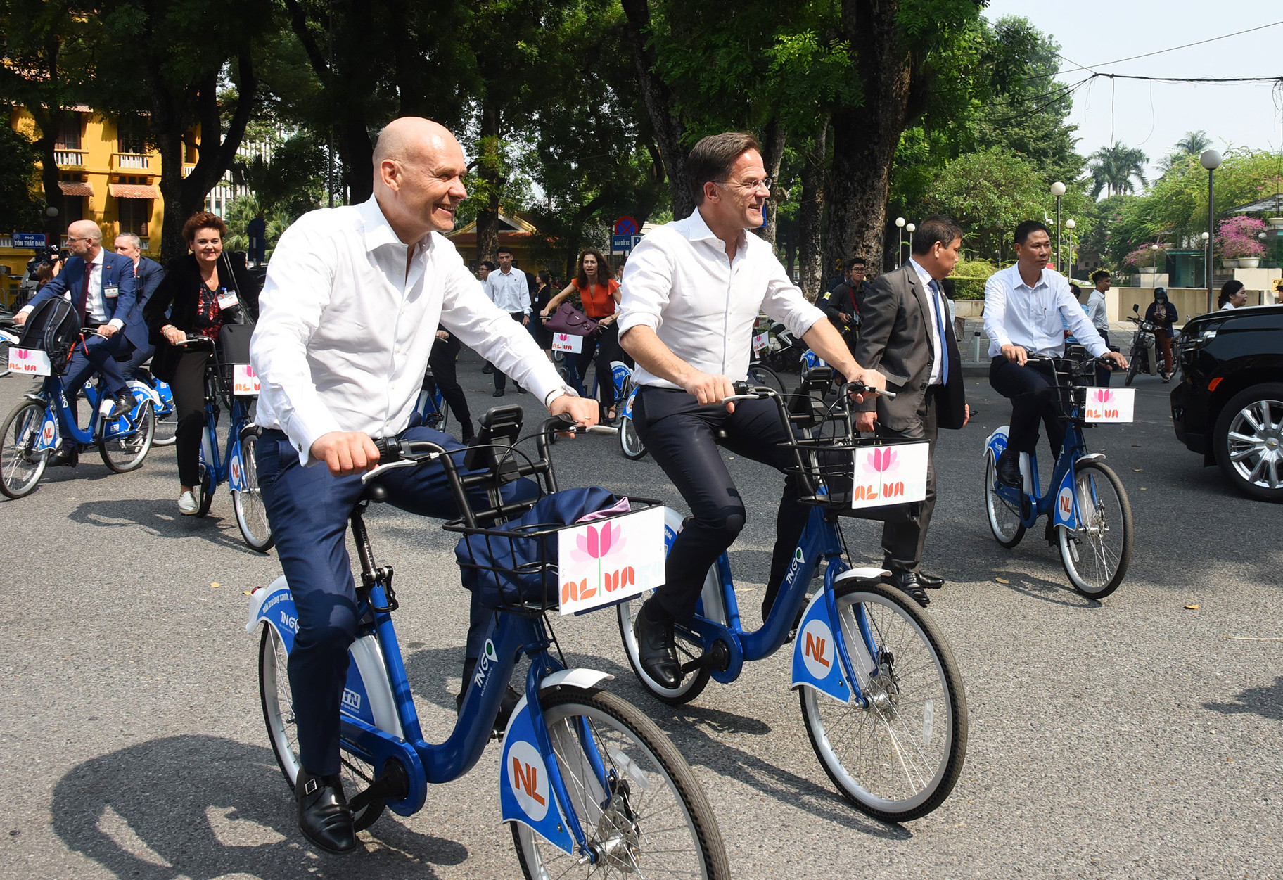 荷兰首相马克·吕特继续骑自行车，欣赏河内四季中景色最美的秋天。