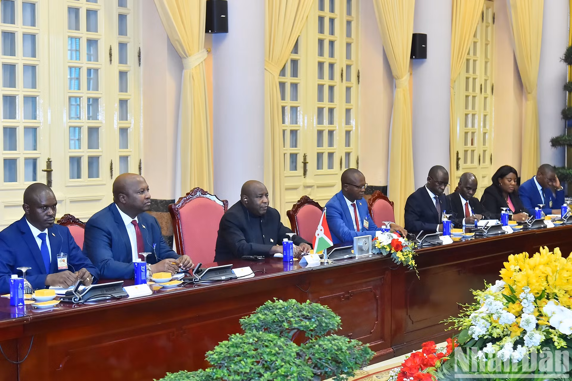 布隆迪总统埃瓦里斯特·恩达伊施米耶和陪同代表团出席会谈。 布隆迪总统埃瓦里斯特·恩达伊施米耶和陪同代表团出席会谈。