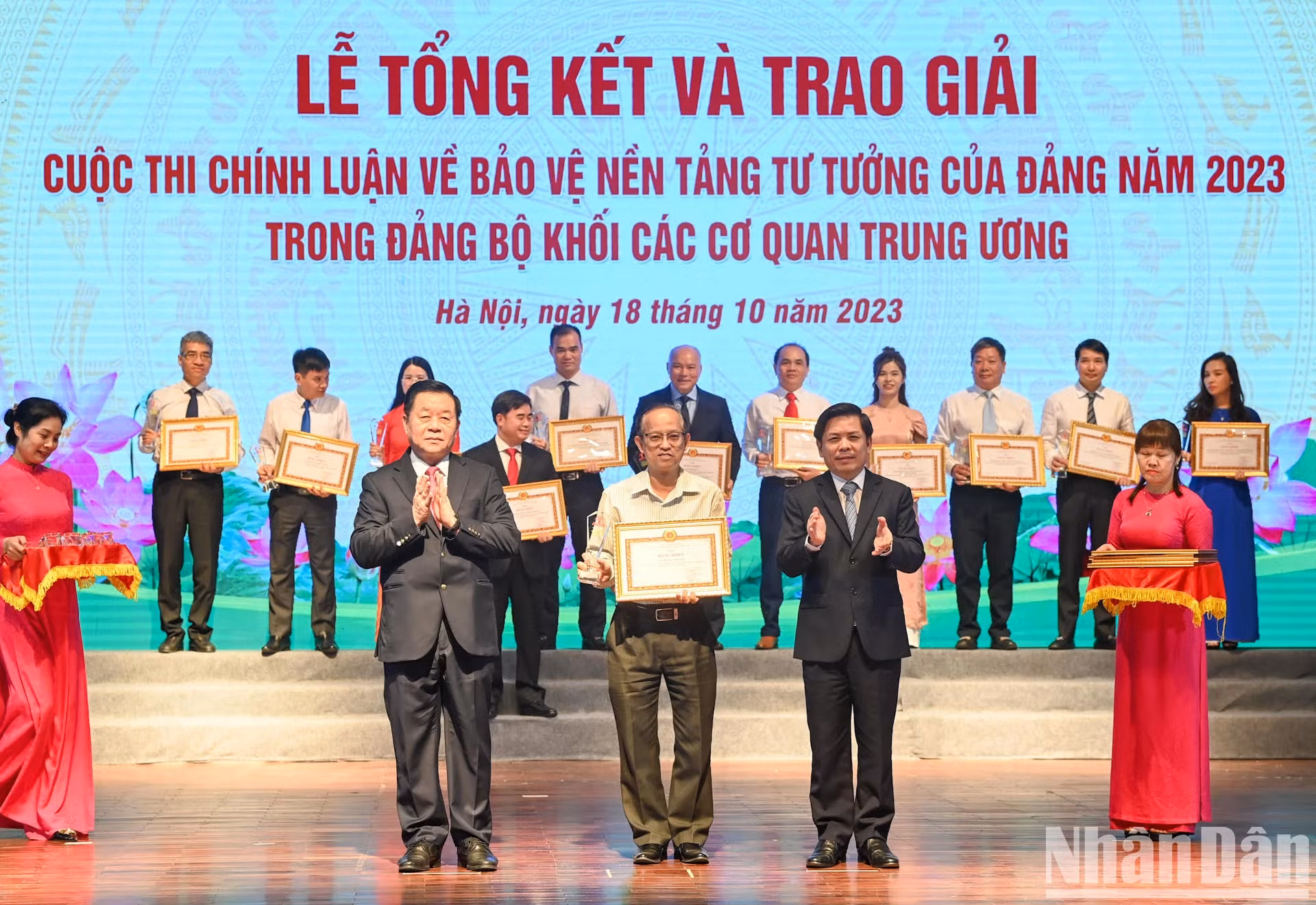 中央宣教部部长阮重义和中央直属机关党委书记阮文体向《人民报》党部颁发奖状。（维灵 摄）