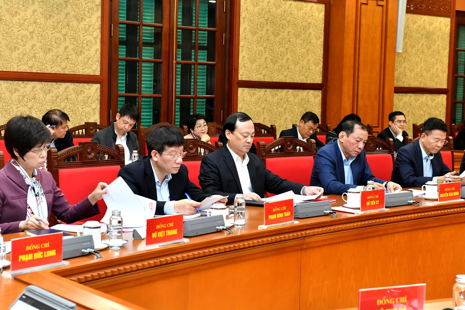 越共十四大服务组织小组成员与会。