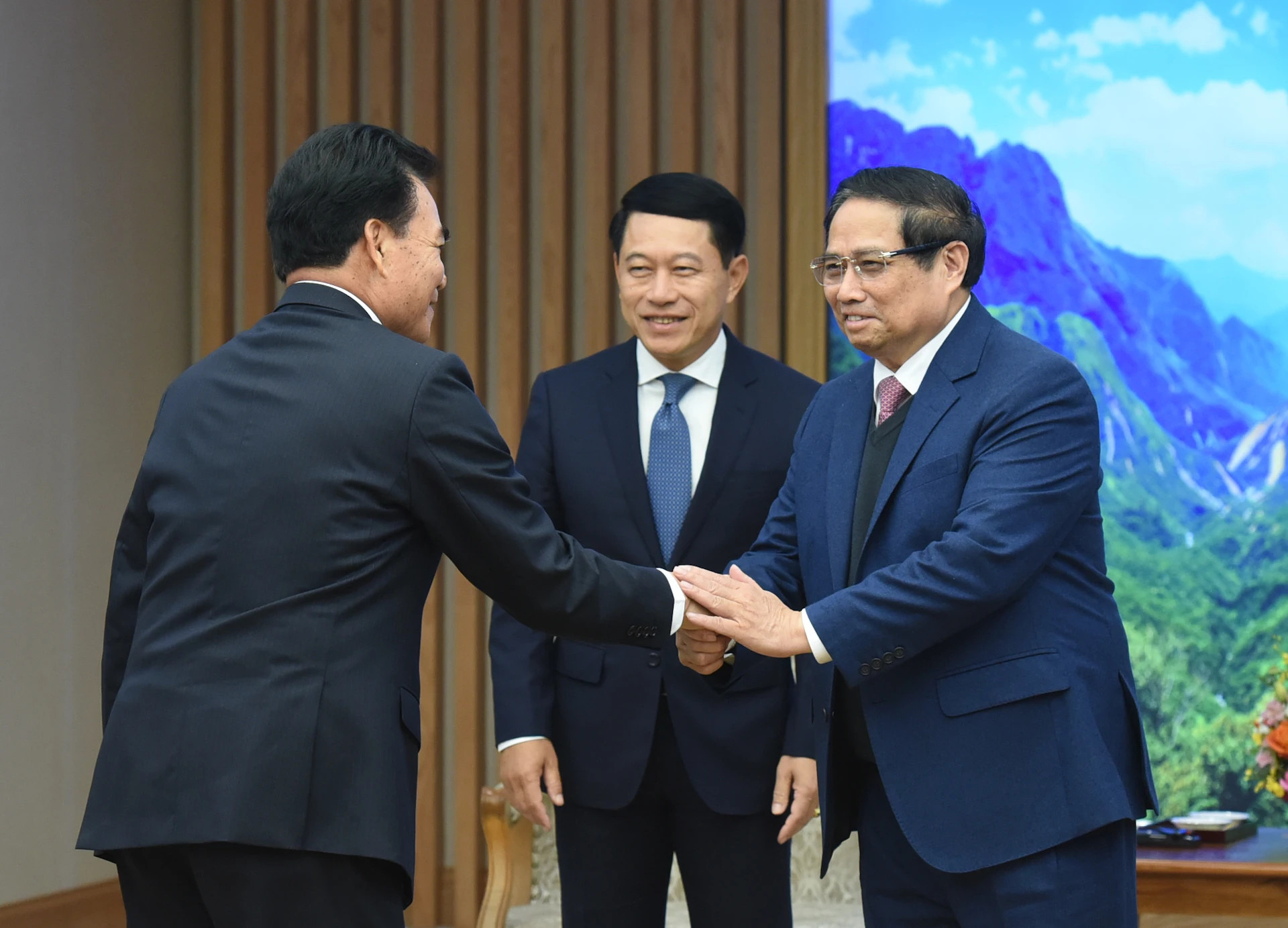 越南政府总理范明正和陪同老挝副总理沙伦塞·贡马西的成员。