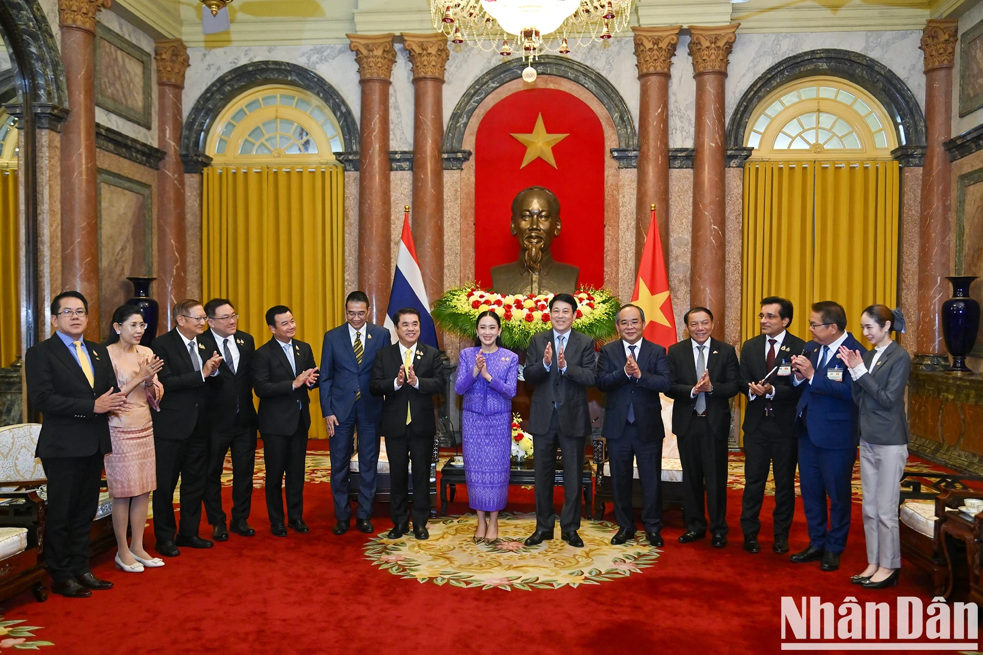 越南国家主席梁强和泰国总理佩通坦·西那瓦以及双方代表团合影。 越南国家主席梁强和泰国总理佩通坦·西那瓦以及双方代表团合影。