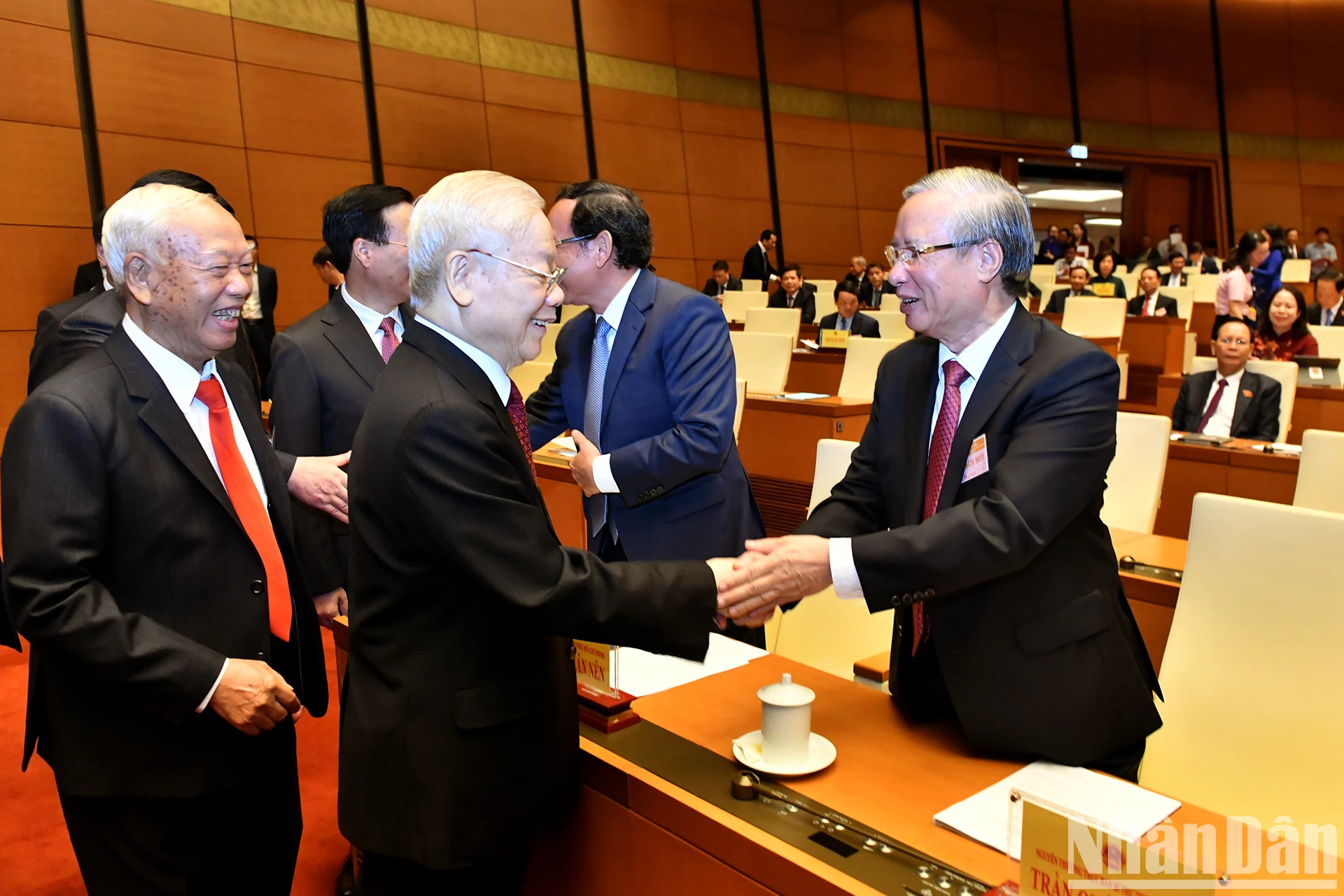 越共中央总书记阮富仲同党和国家领导、前领导出席越南第十五届国会第六次会议开幕式。