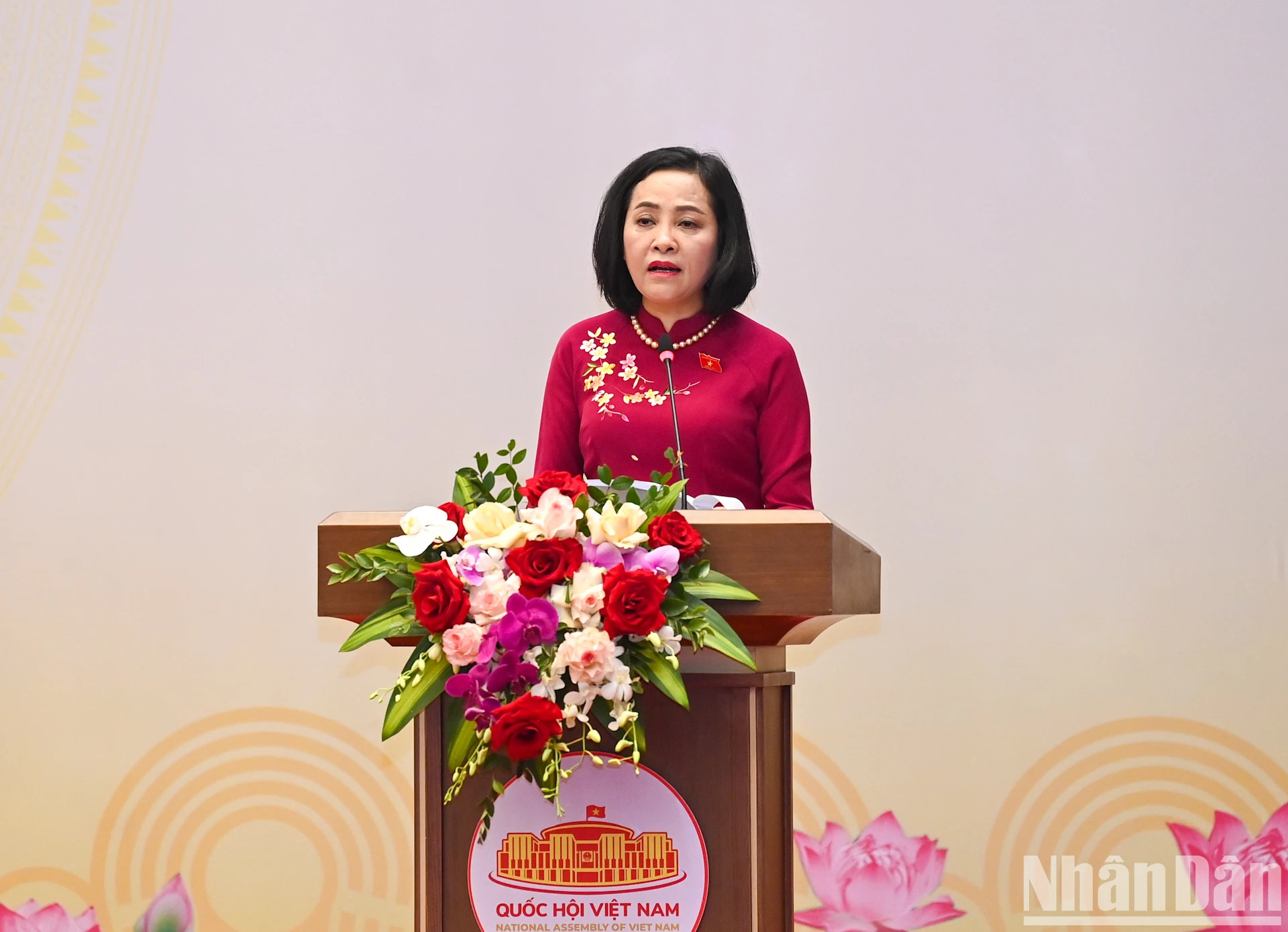 与会代表在会上作报告。