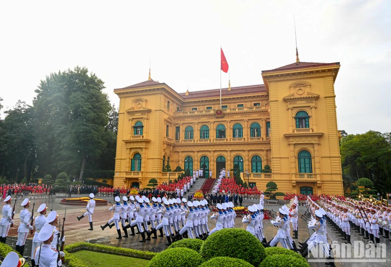 越共中央总书记阮富仲和中共中央总书记、中国国家主席习近平一同检阅越南人民军仪仗队。 越共中央总书记阮富仲和中共中央总书记、中国国家主席习近平一同检阅越南人民军仪仗队。