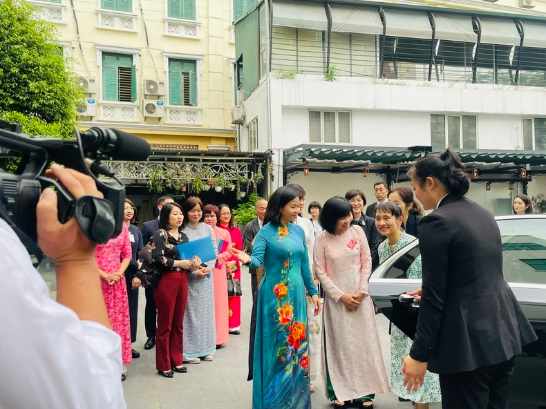 石破佳子女士走访越南妇女博物馆。 石破佳子女士走访越南妇女博物馆。