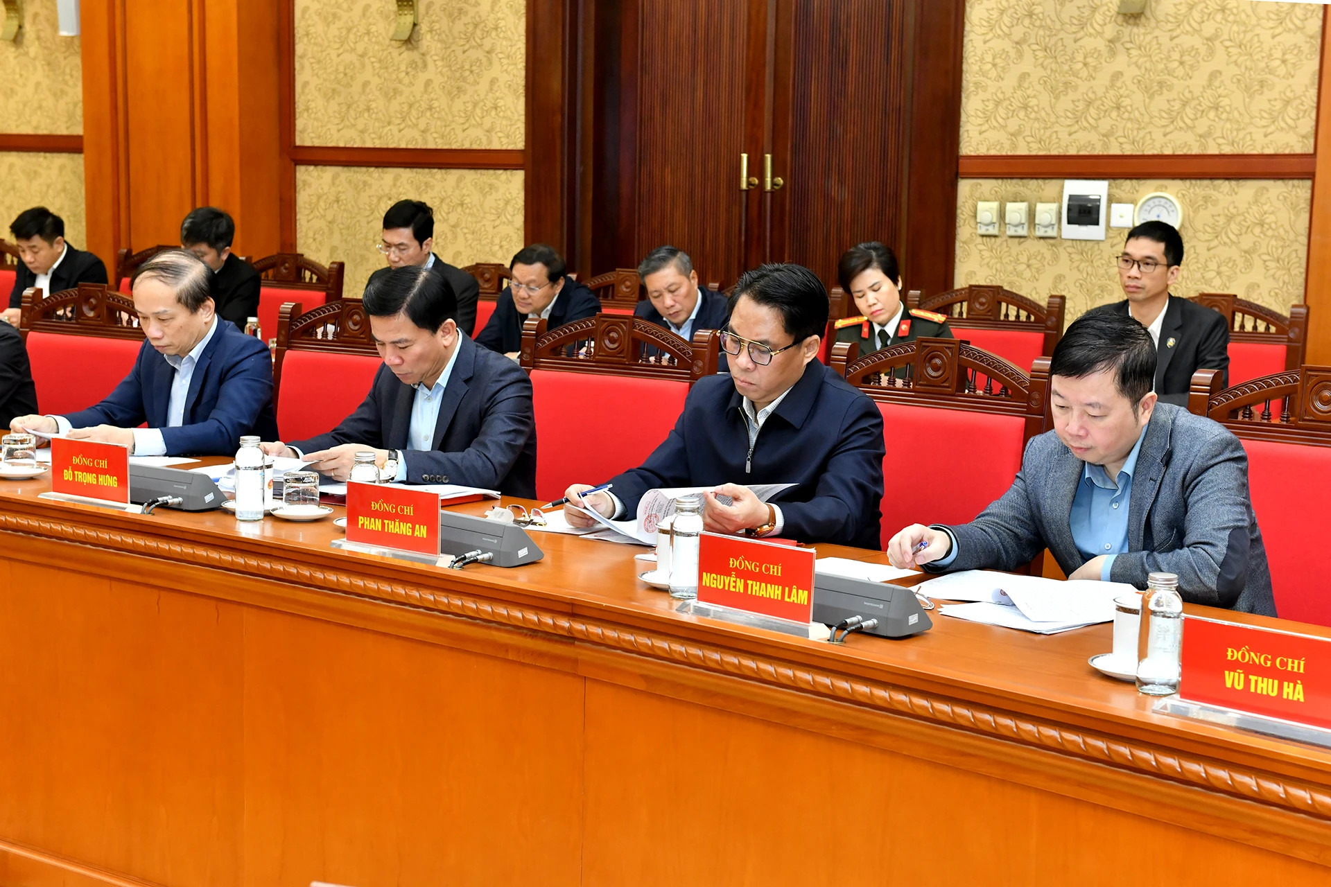 越共十四大服务组织小组成员与会。