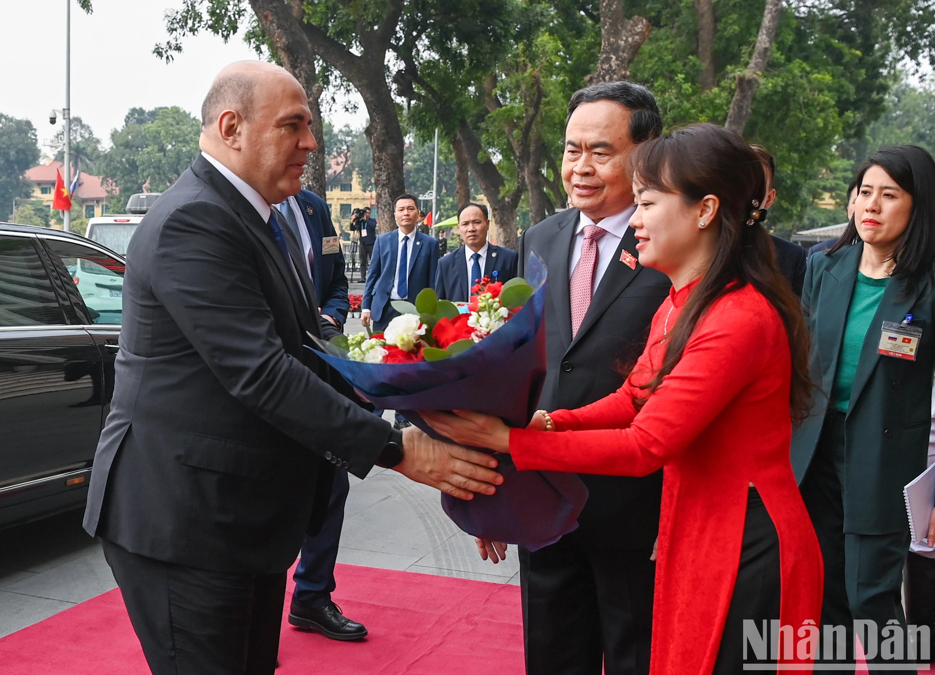 越南国会办公厅代表向俄罗斯联邦政府总理米舒斯京送鲜花。