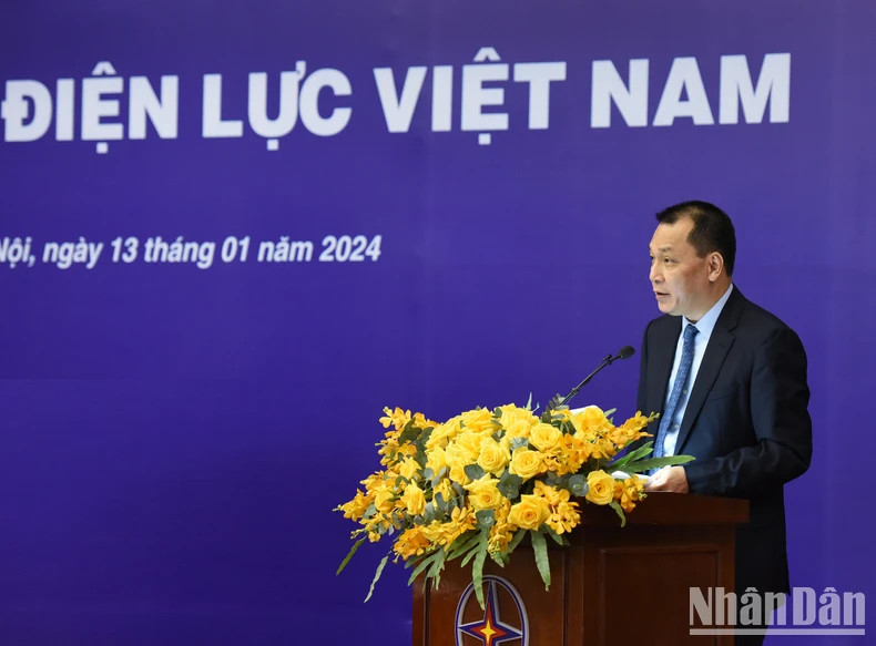 越南电力集团董事长邓黄安汇报2023年生产经营情况及2024年供电计划。 越南电力集团董事长邓黄安汇报2023年生产经营情况及2024年供电计划。