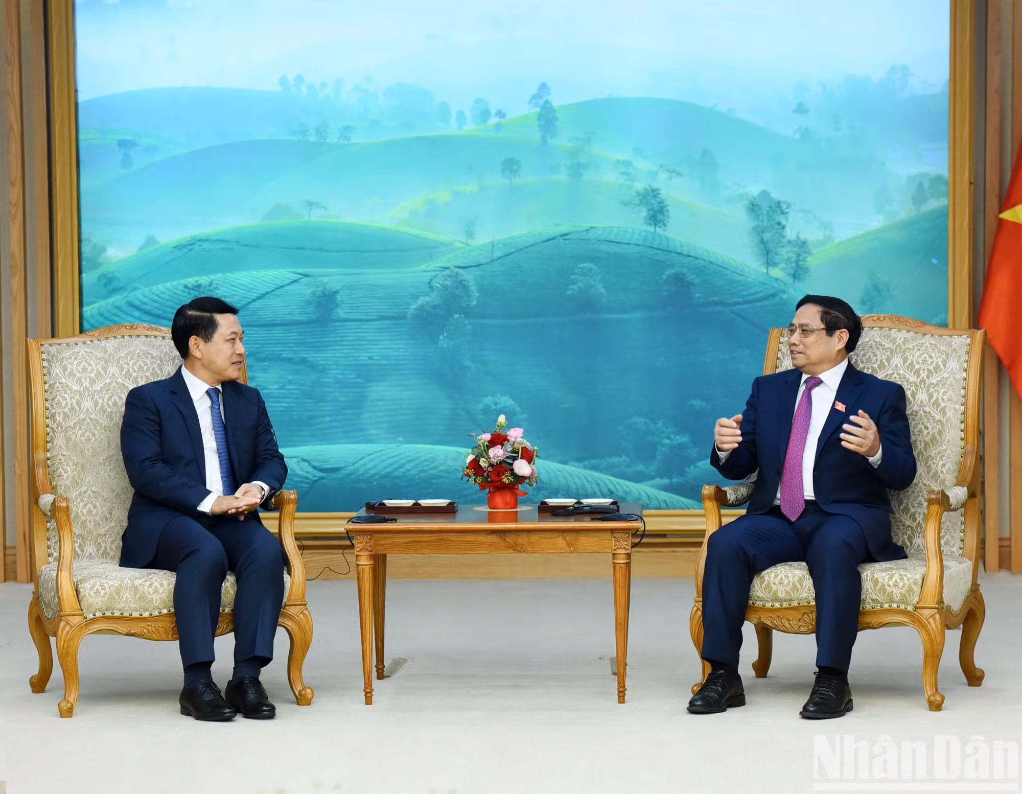 越南政府总理范明正会见老挝政府副总理兼外交部长沙伦塞·贡马西。（陈海 摄）