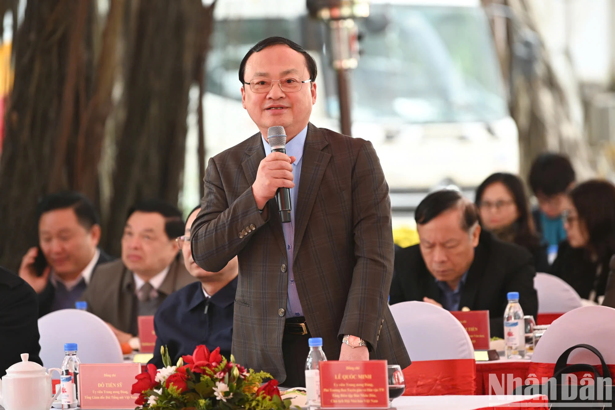 与会代表在会上发表讲话。 与会代表在会上发表讲话。