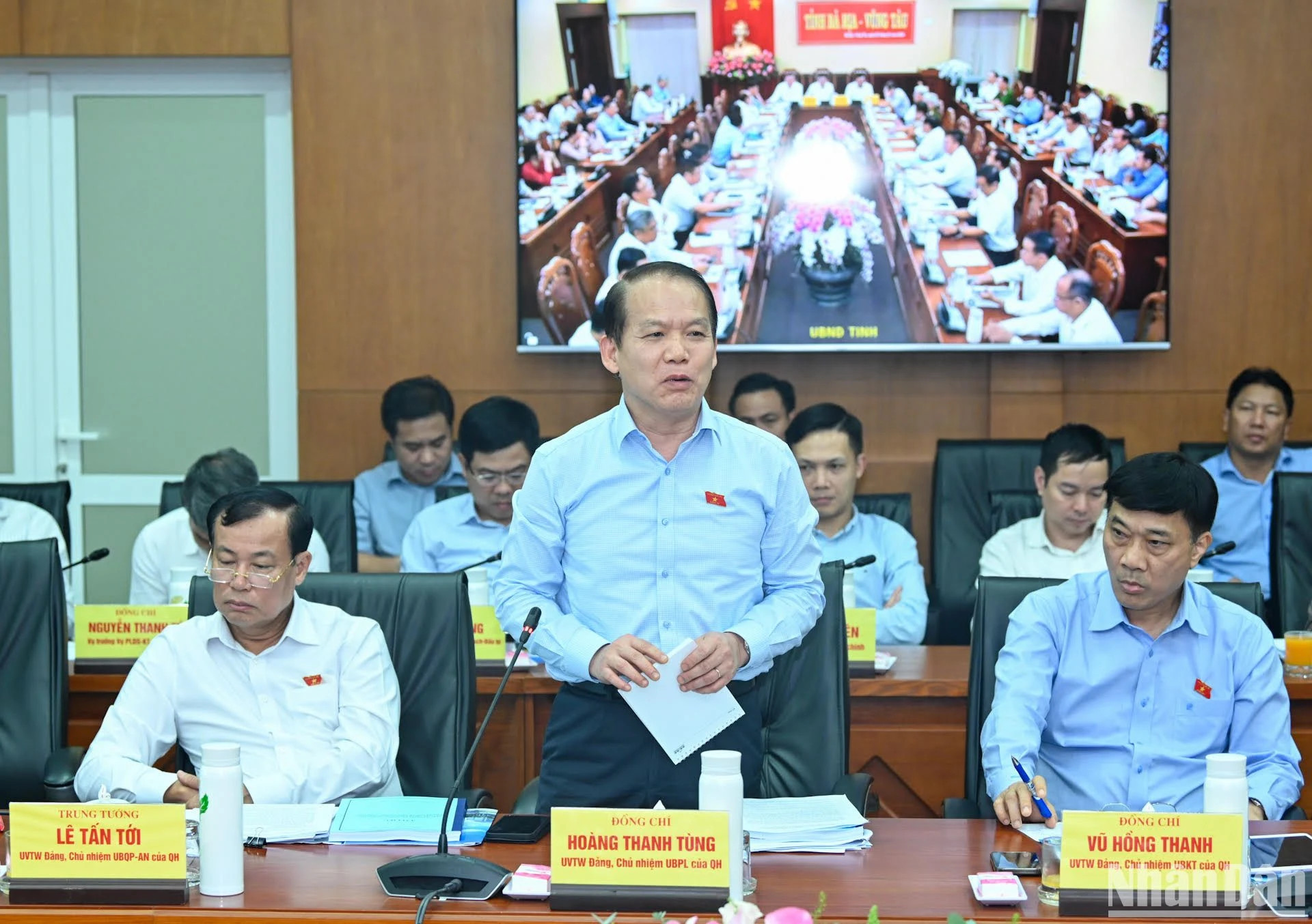 国会法律委员会主任黄青松在会上发表讲话。 国会法律委员会主任黄青松在会上发表讲话。