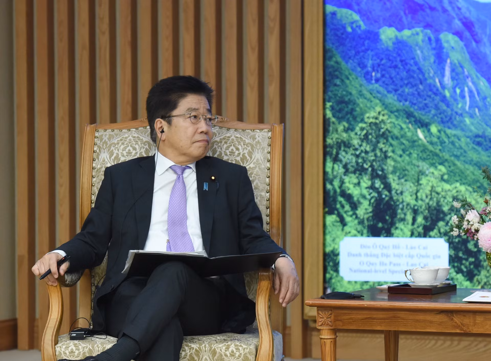 日本财务大臣加藤胜信在会见时发表讲话。