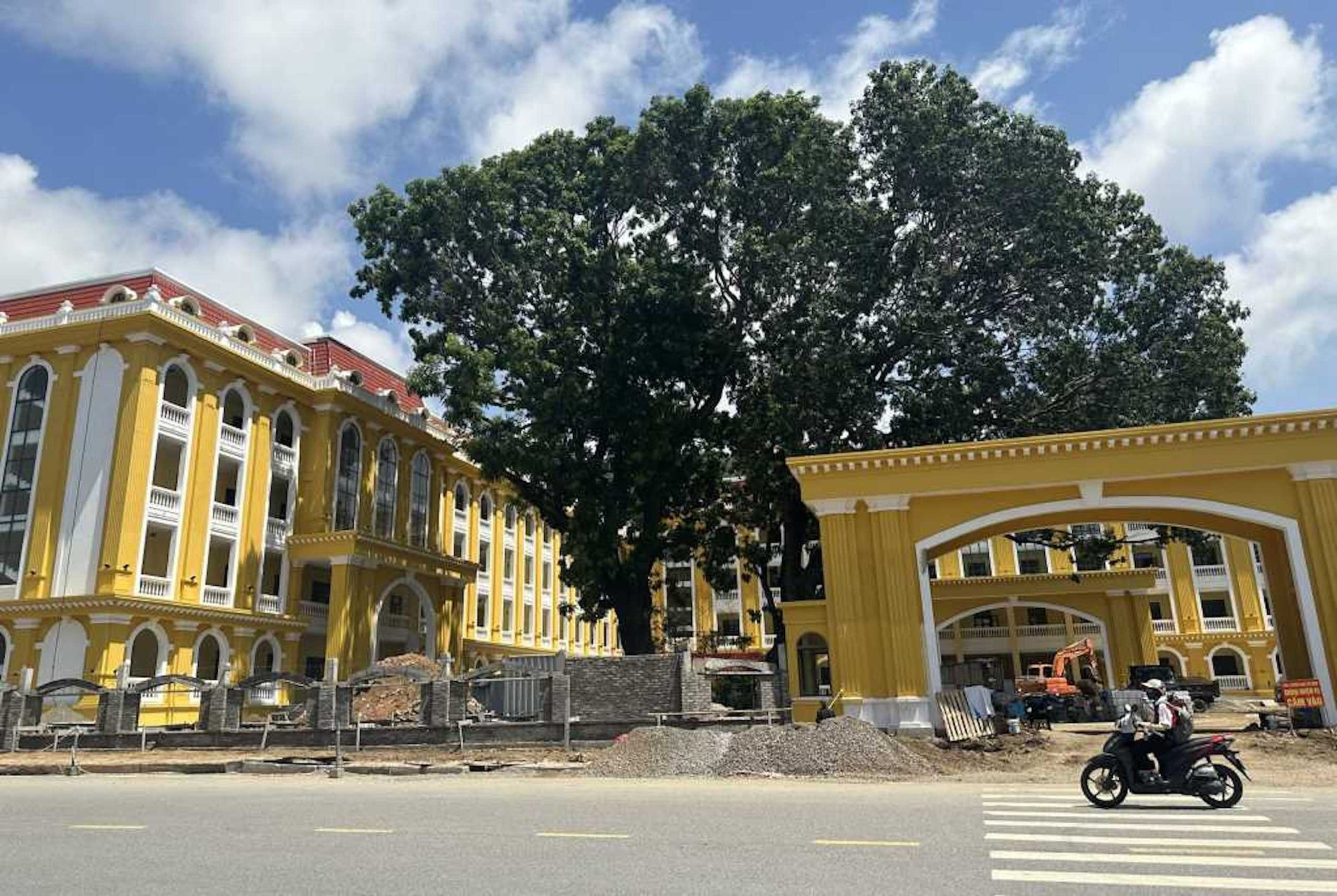 锦普高中学校新建扩建项目正在加快施工进度。