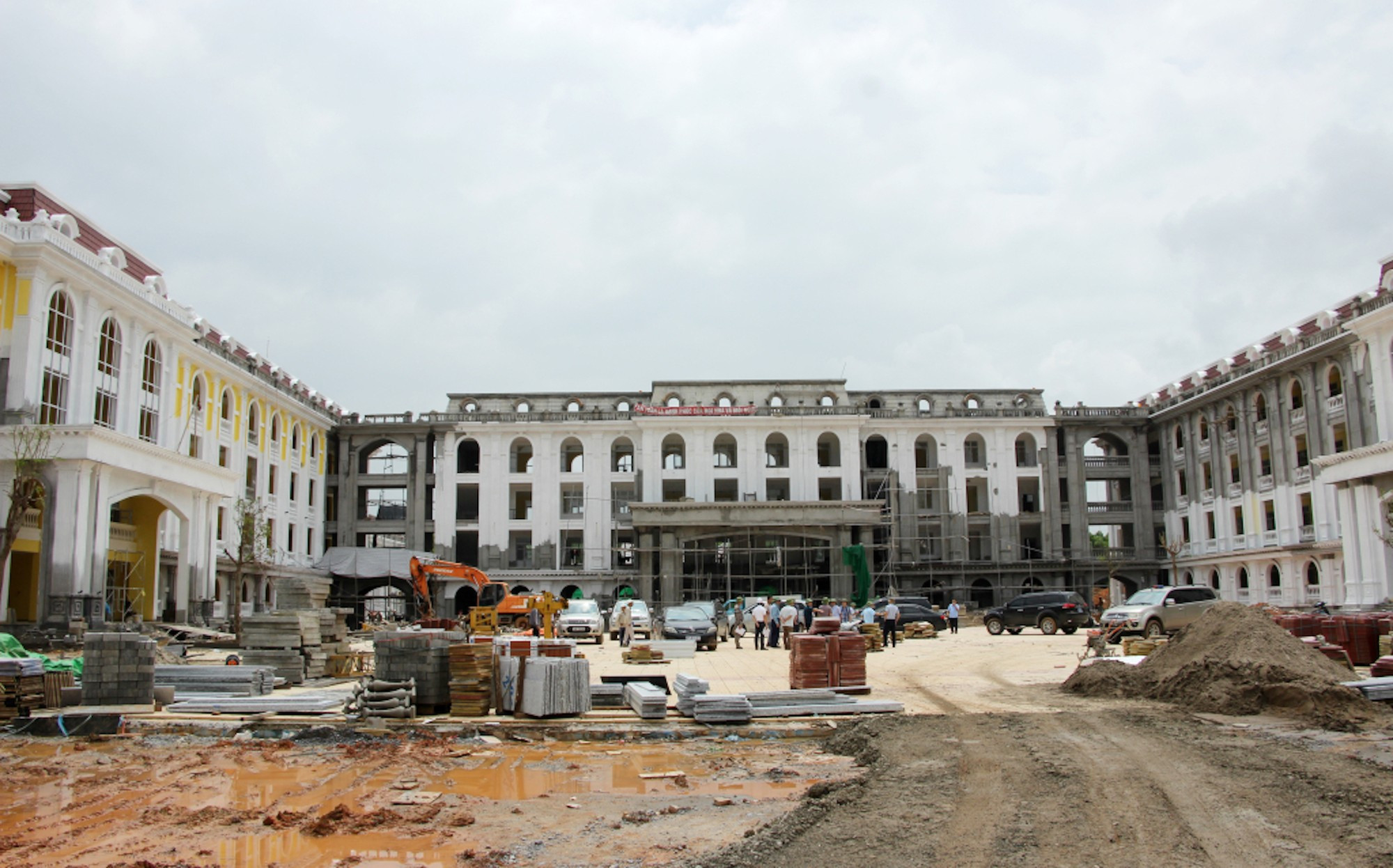 广罗初中和高中学校项目力争新学年前完成。