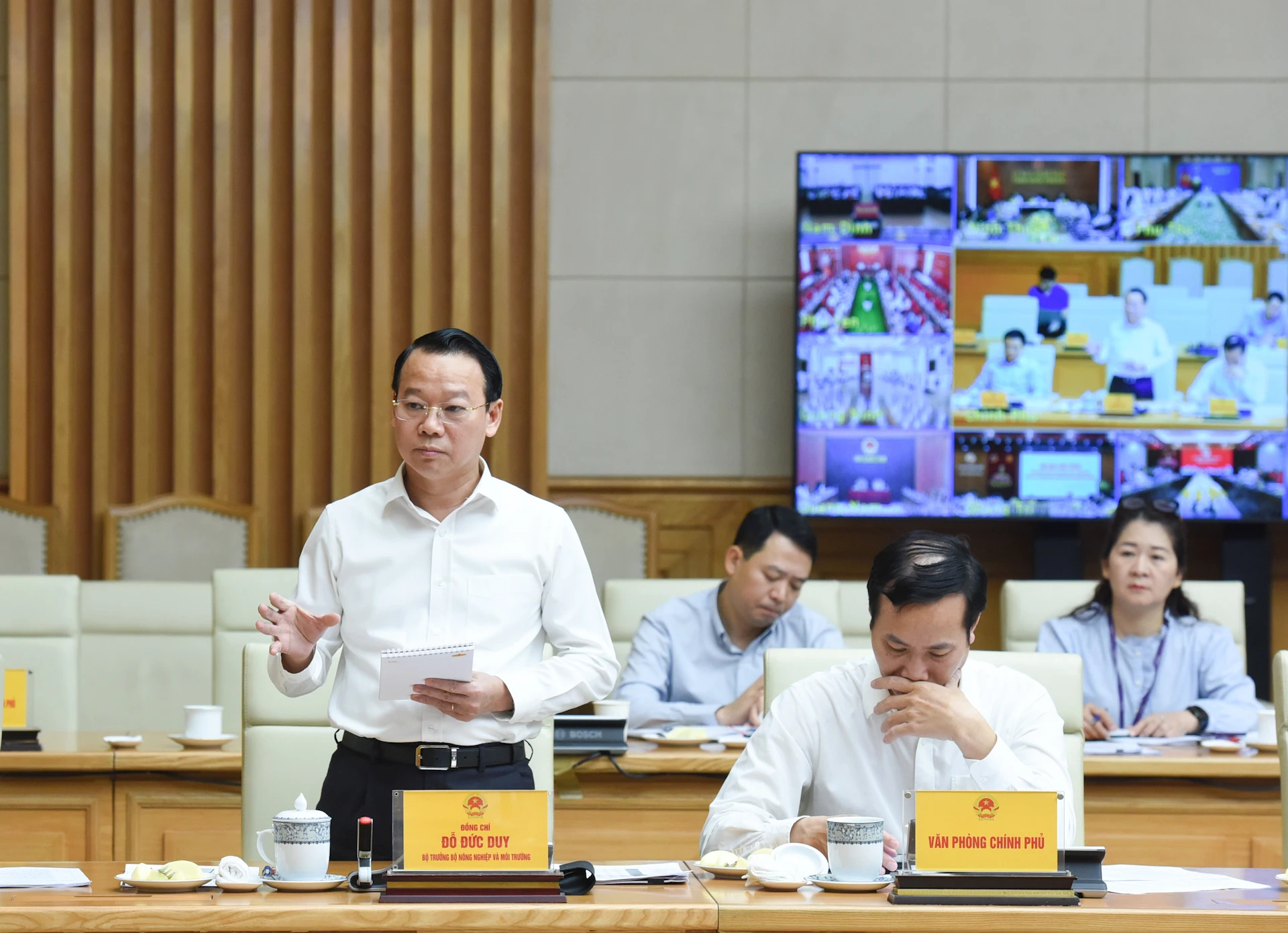 农业与环境部部长在会上发表讲话。