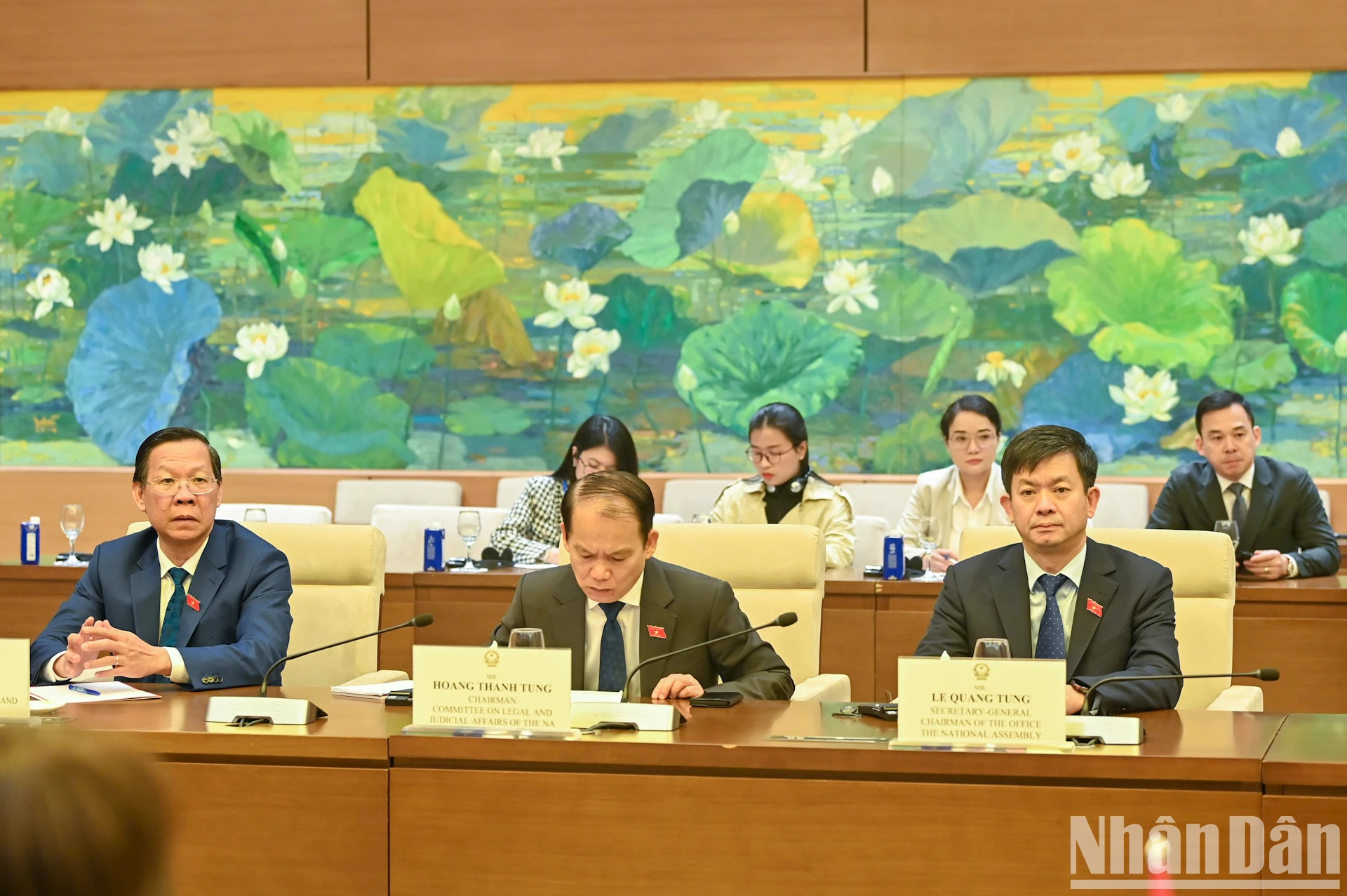 越南国会代表出席会见。 越南国会代表出席会见。