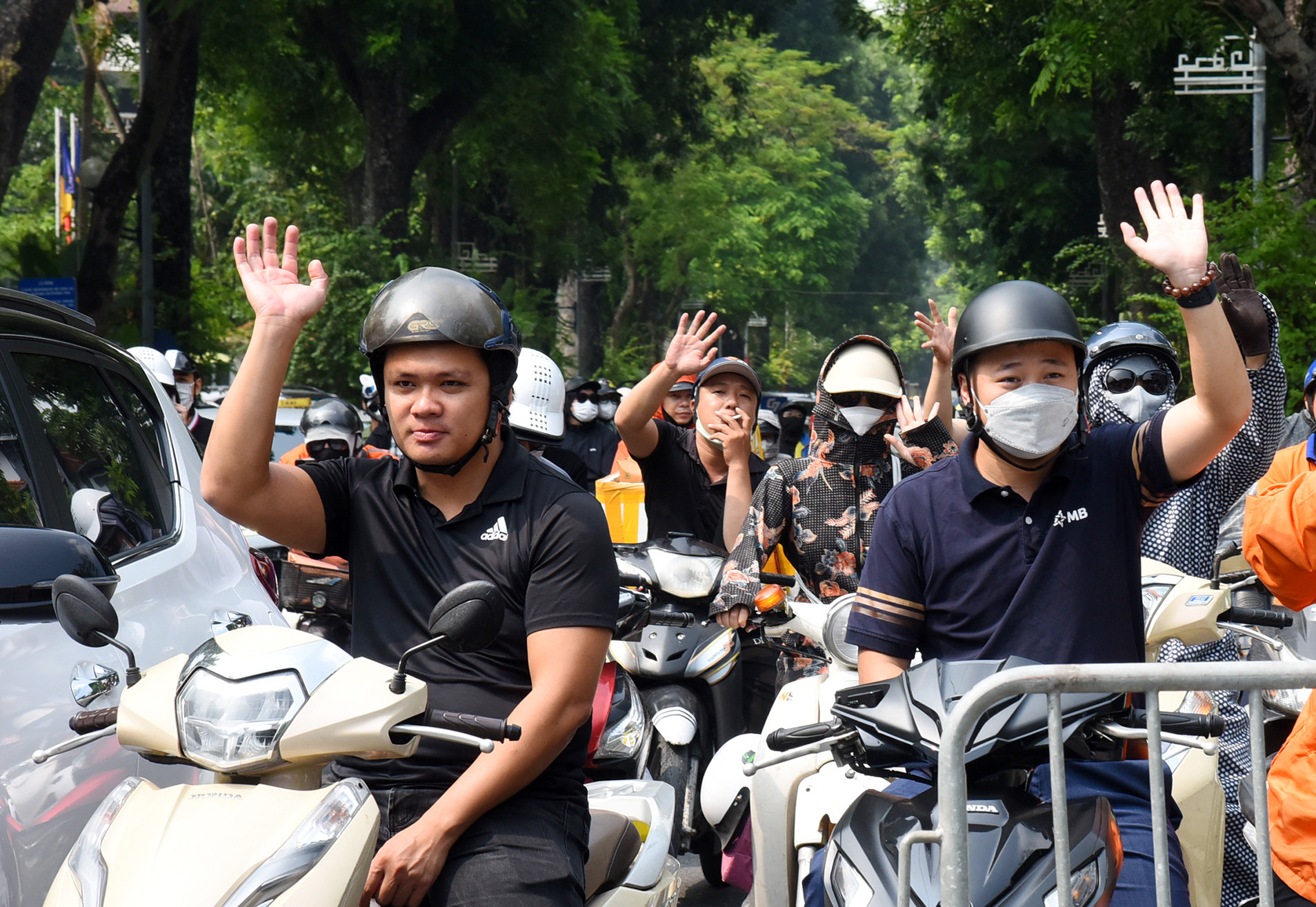 路上的民众也向两位领导人挥手致意。