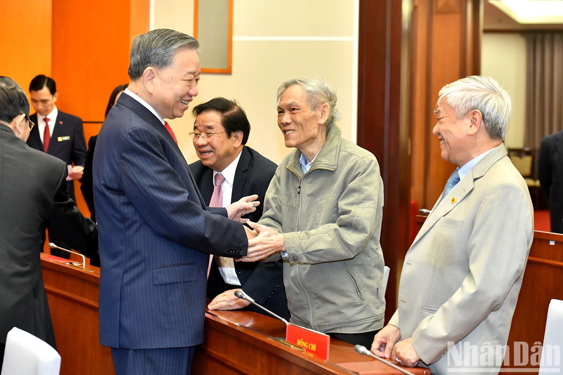 苏林总书记和与会代表一一握手。