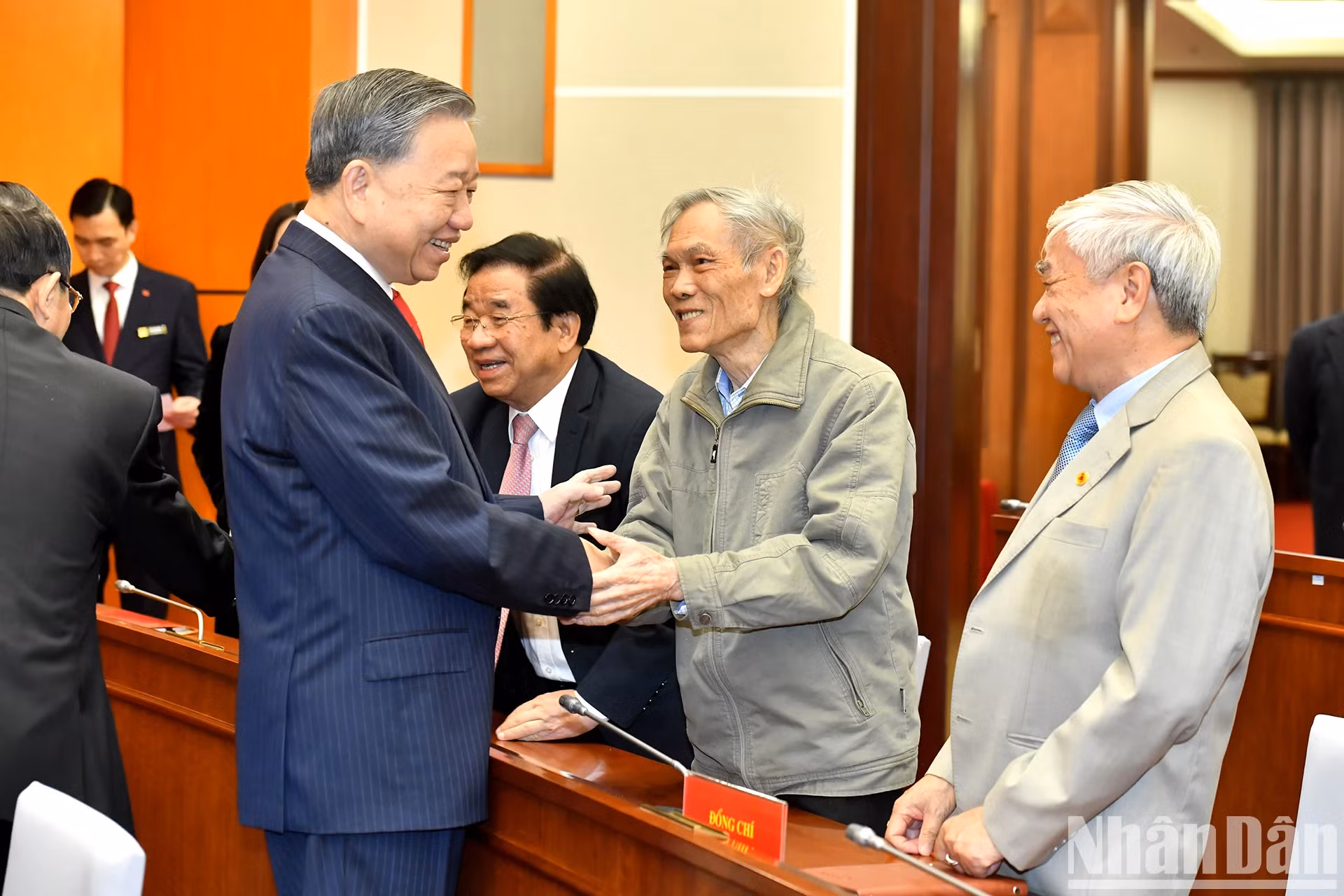 苏林总书记和与会代表一一握手。