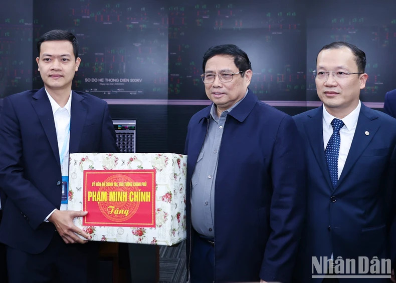 政府总理范明向国家电力系统调度中心赠送礼物。 政府总理范明向国家电力系统调度中心赠送礼物。